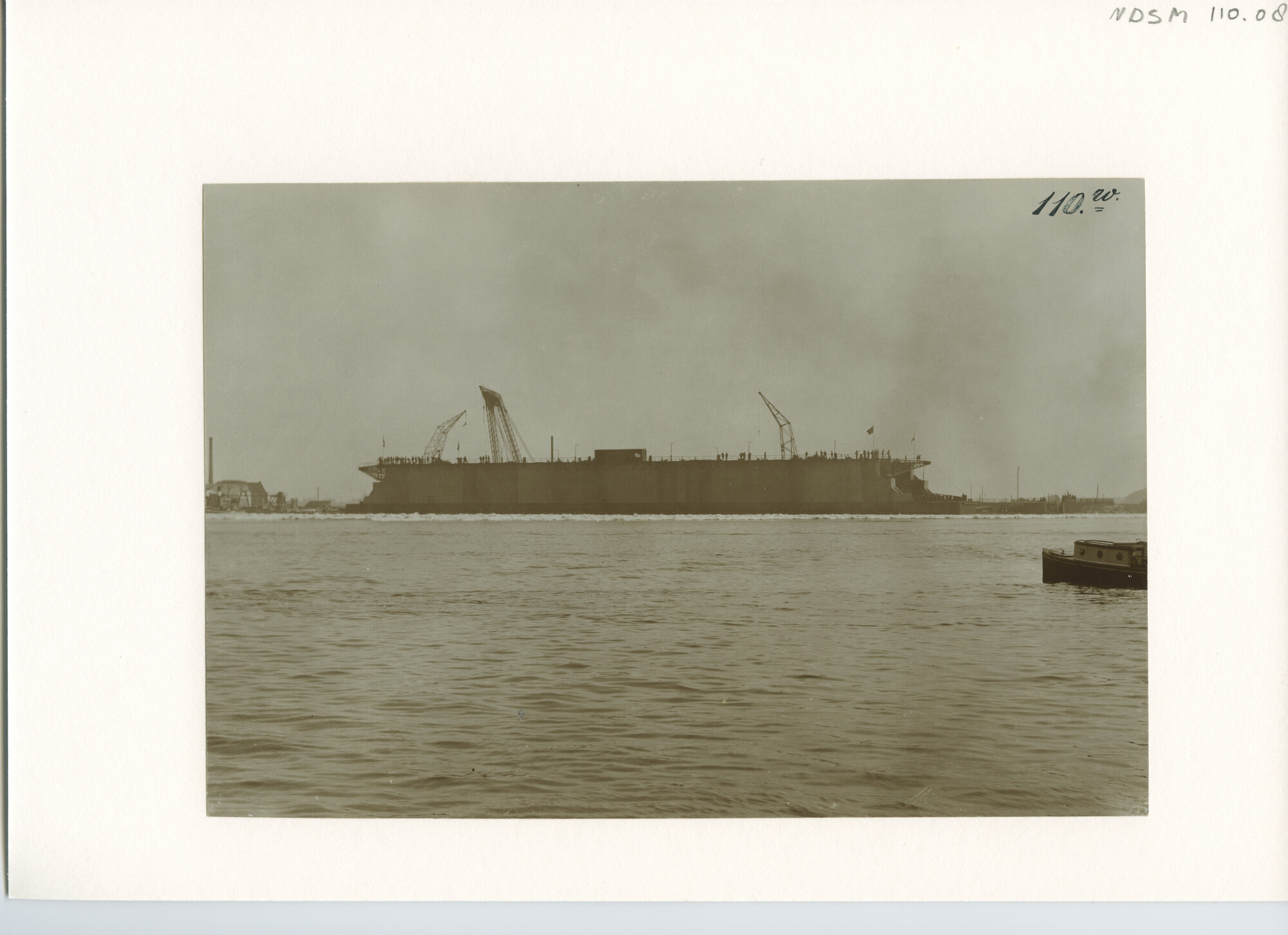 S.5444(0307)2; Foto van het Julianadok wordt over het IJ gesleept door twee sleepboten van Gebr. Goedkoop; foto