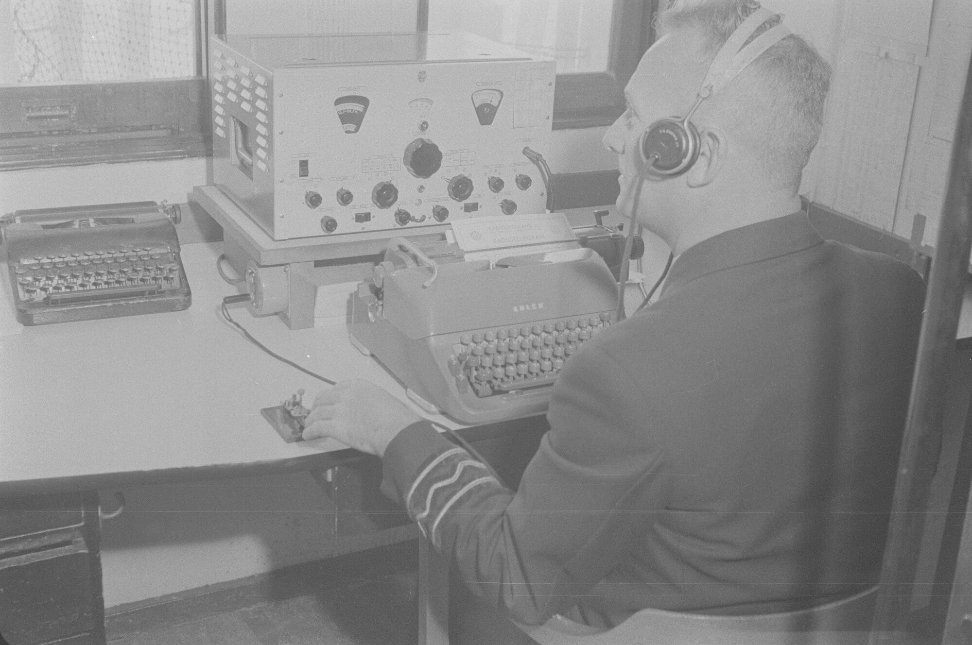 2015.1294; Negatief van de radiohut aan boord van ms. Oranje; negatief