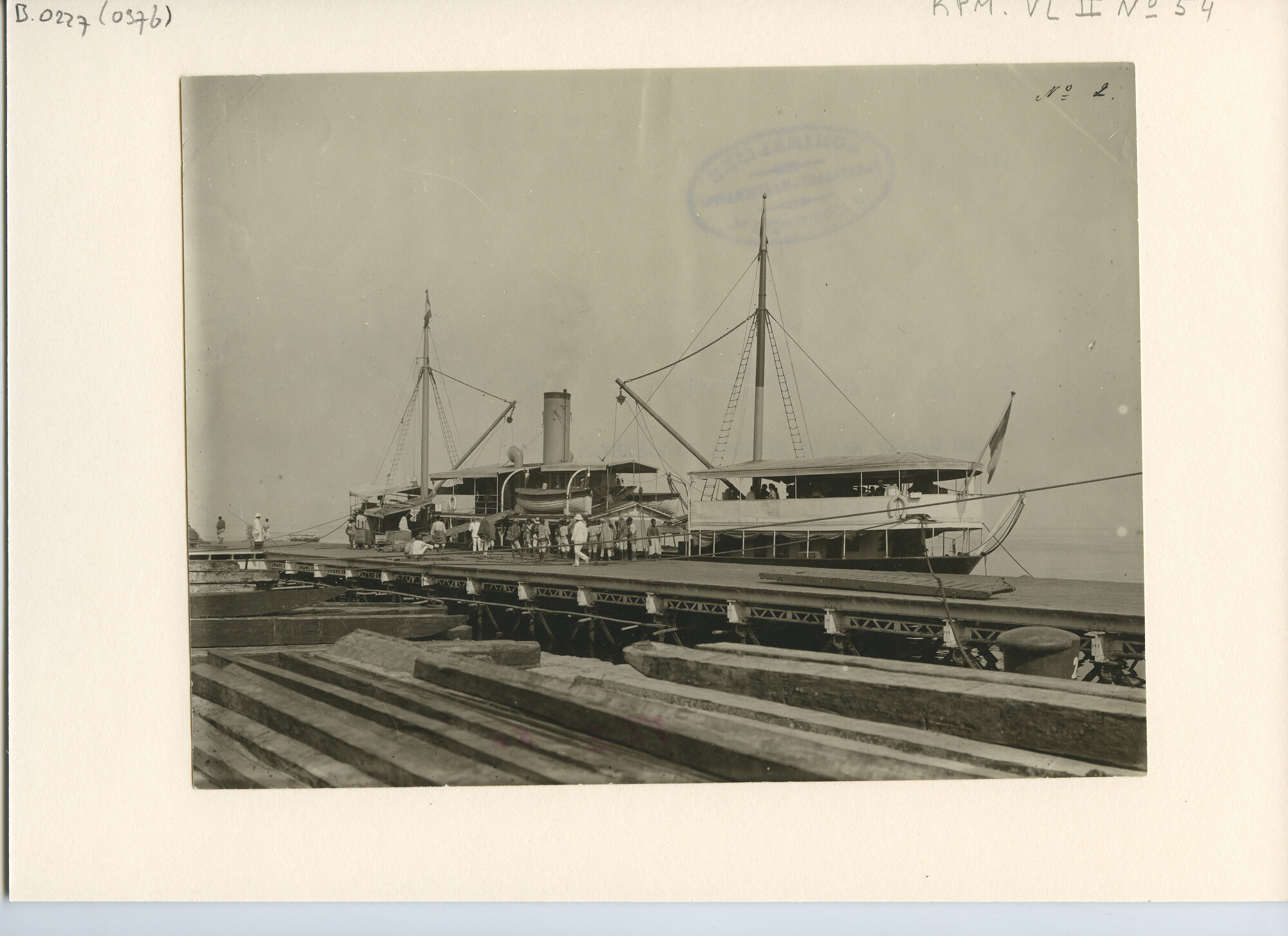 B.0227(0376); Foto van ss. Sampit van de KPM afgemeerd aan de kade te Makassar; foto