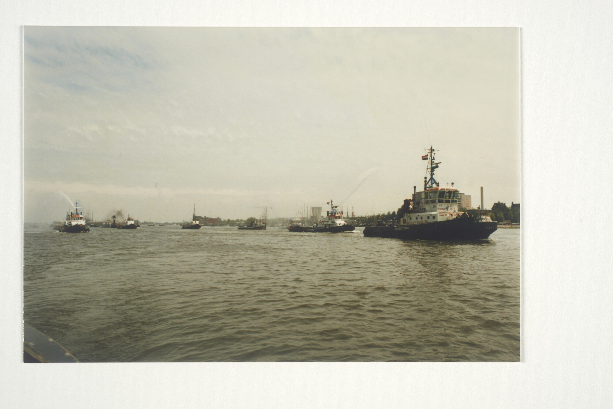 2001.1684; Foto 'Ga niet met de NIB in zee' Bezetting en demonstratie door het personeel; fotoreportage