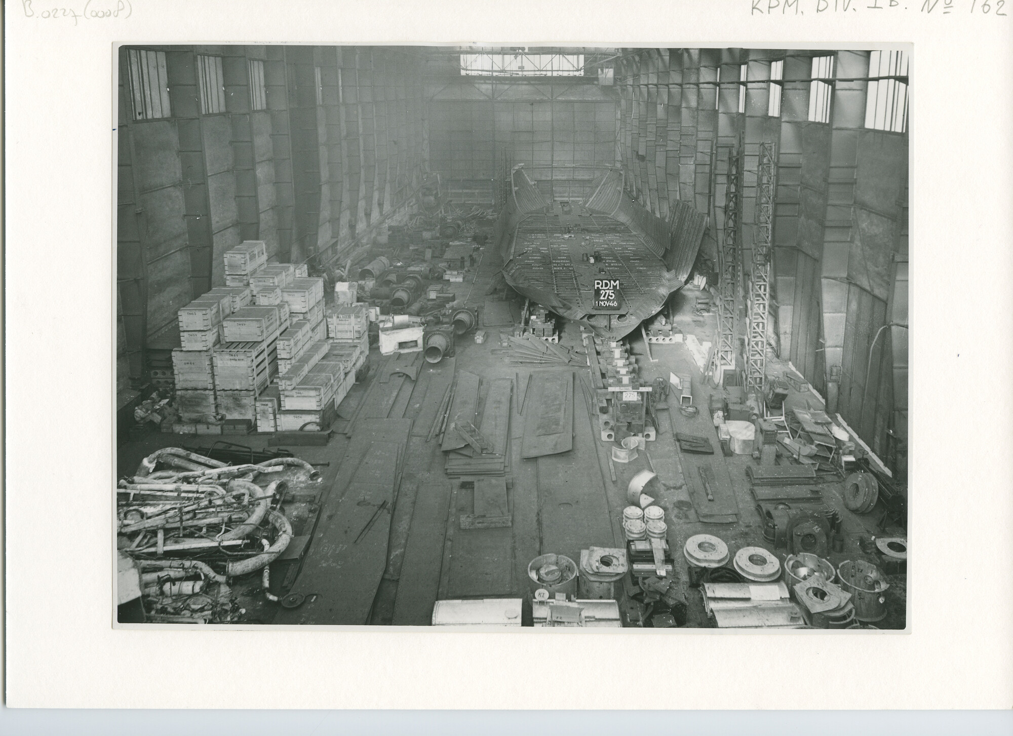 B.0227(0008); Foto van de bodemplaat van ms. Bakongan in de onderzeebotenloods van de RDM; foto