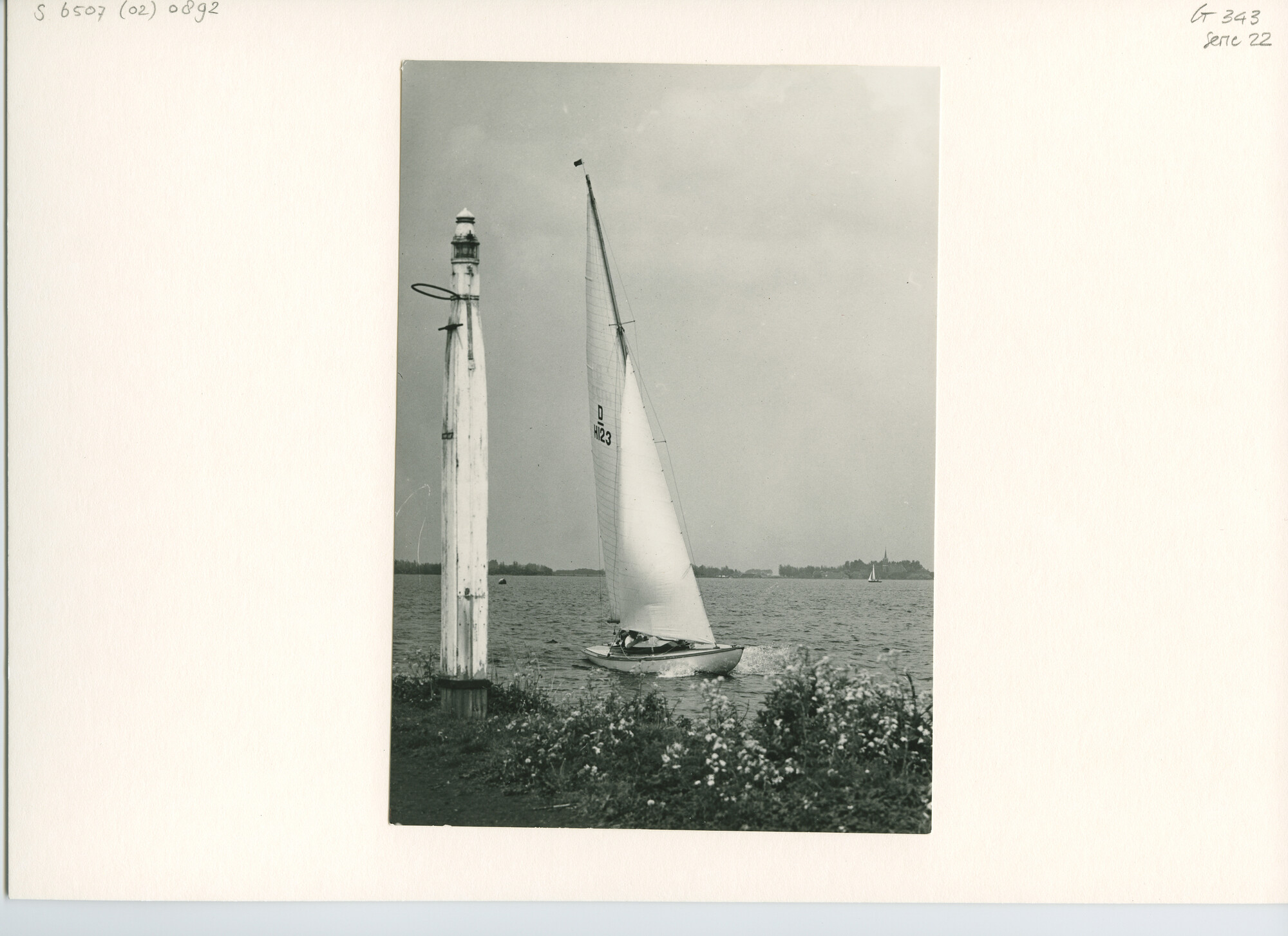 S.6507(02)0892.01; Zwart-wit foto van de Draken klasse op het Braassemermeer en voor Den Helder; foto