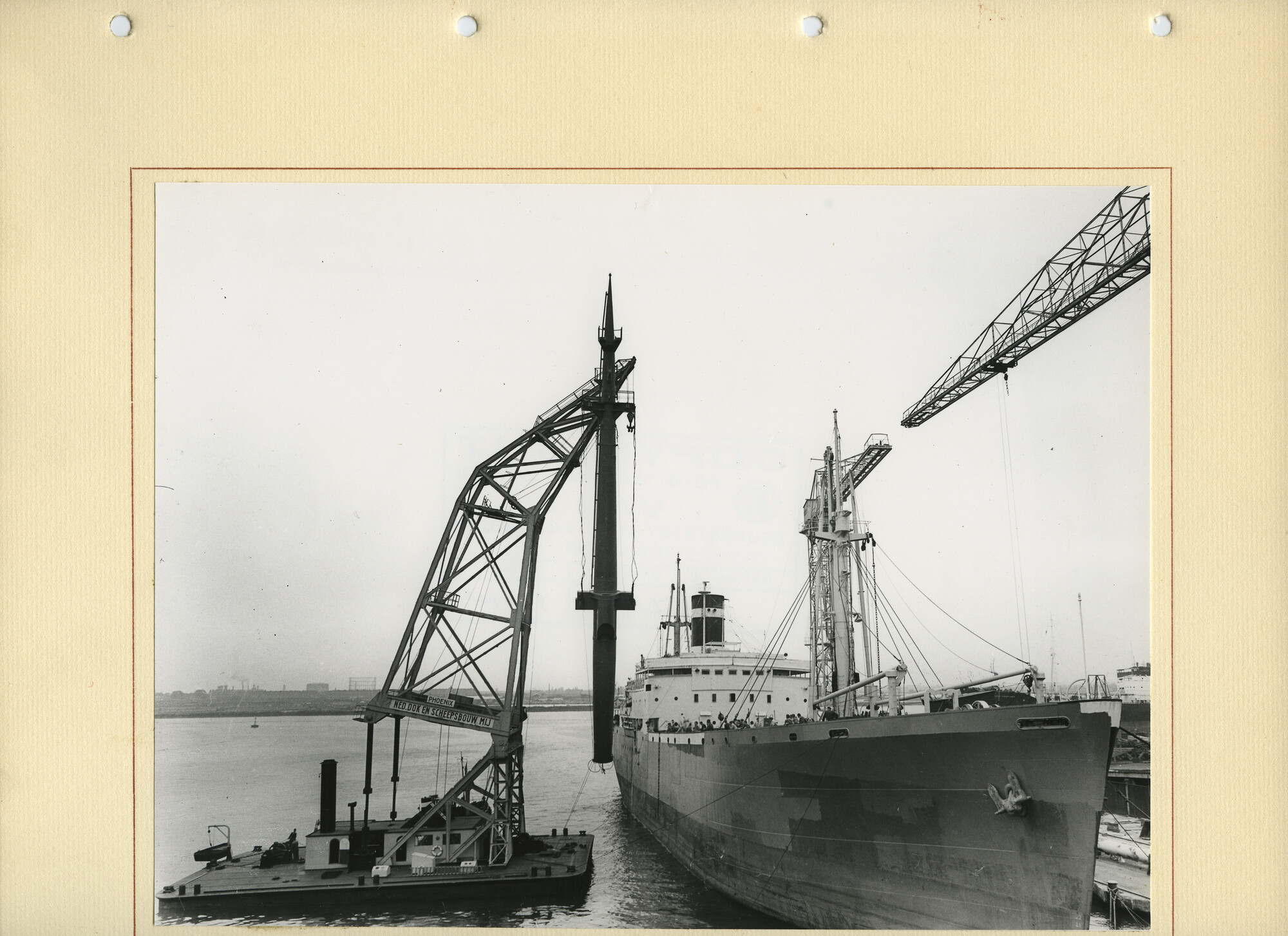 S.5444(00069)05; Reproductiefoto van de verbouwing van het vrachtschip ms. Delft bij de NDSM; foto