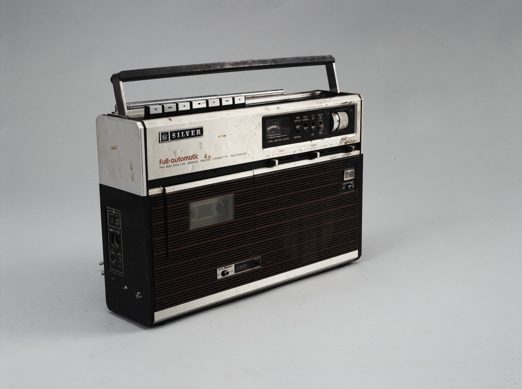 2019.1054-38; Radio cassette speler merk Silver, type RT77 met netsnoer, onderdeel van de uitrusting gebruikt door Herman Jansen aan boord van de Sounion; radio (telecommunicatiesysteem)