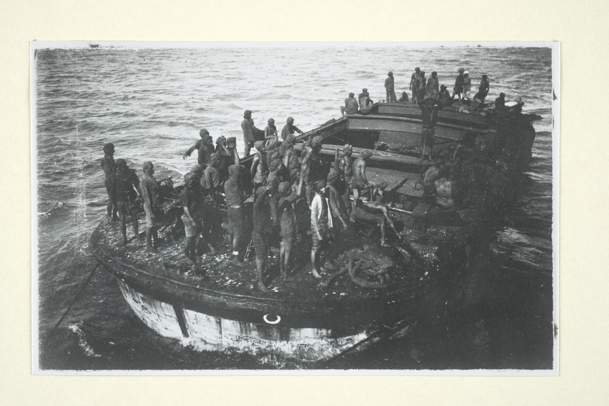 1997.1179; Kolen bunkeren bij het passagiersschip ss. 'Gedeh' van de Rotterdamsche Lloyd te Suez, 1909; foto