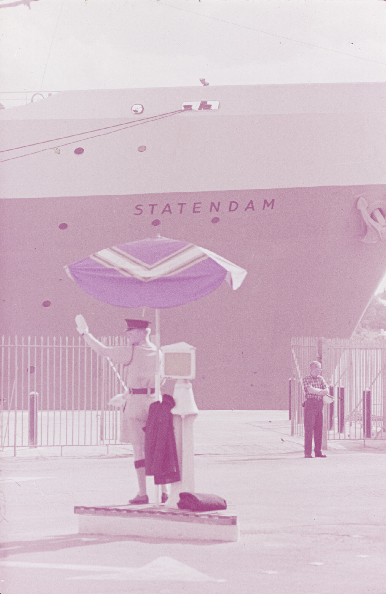 2015.0436; Dia van ms. Statendam in de haven van Bermuda; diapositief