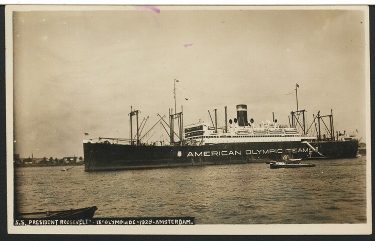 S.6408(0193); Vier fotos van buitenlandse schepen in de haven van Amsterdam en aan de kade [...]; prentbriefkaart-serie