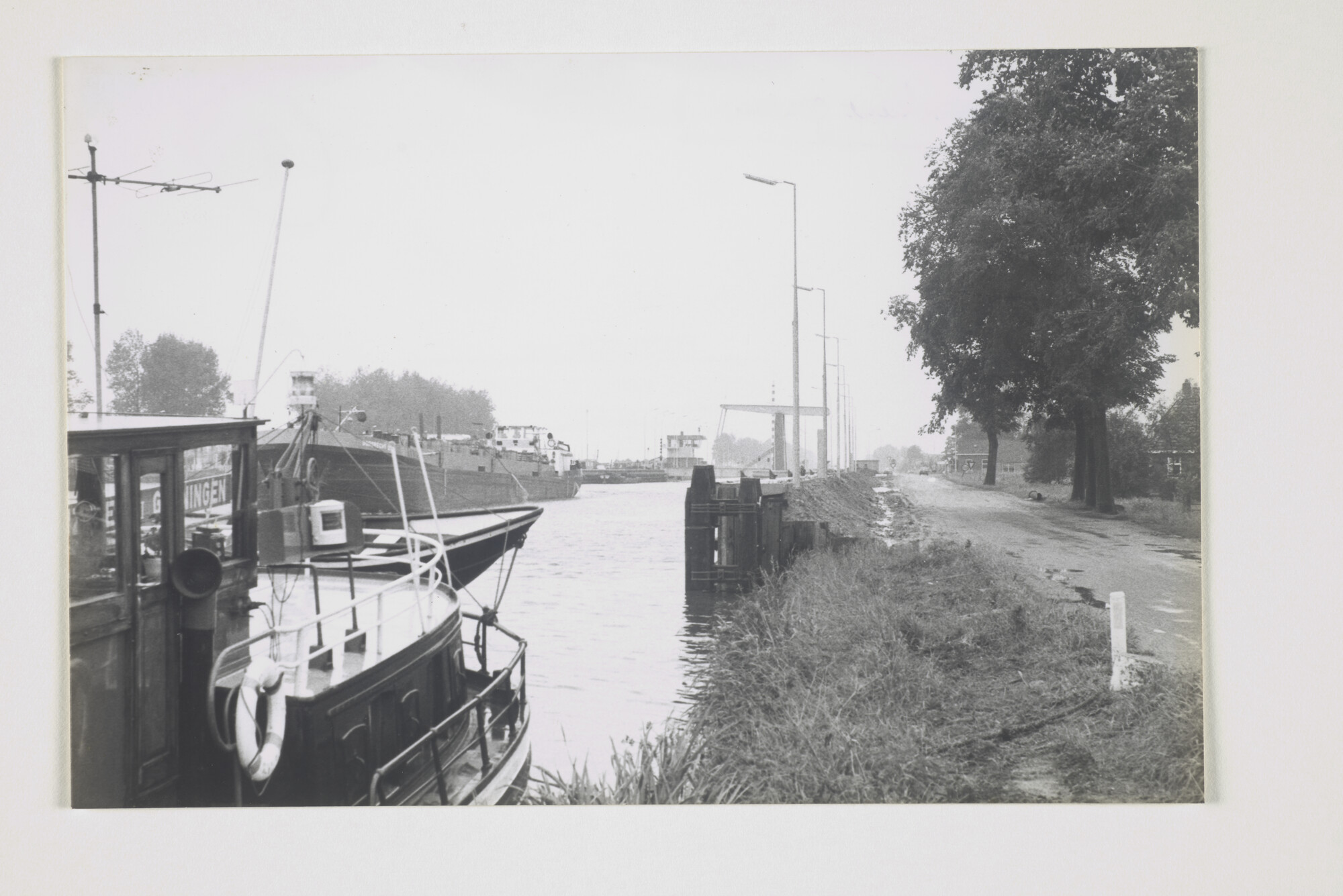 2000.1883; De nieuwe brug en sluis bij Gaarkeuken in het Van Starkenborgkanaal (Groningen), 1980; foto