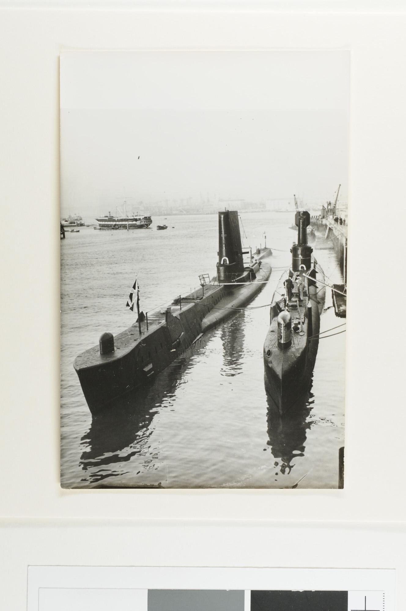 S.6408(0932); Twee Britse onderzeeboten van de A-klasse: HMS Taciturn en HMS Artful [...]; foto