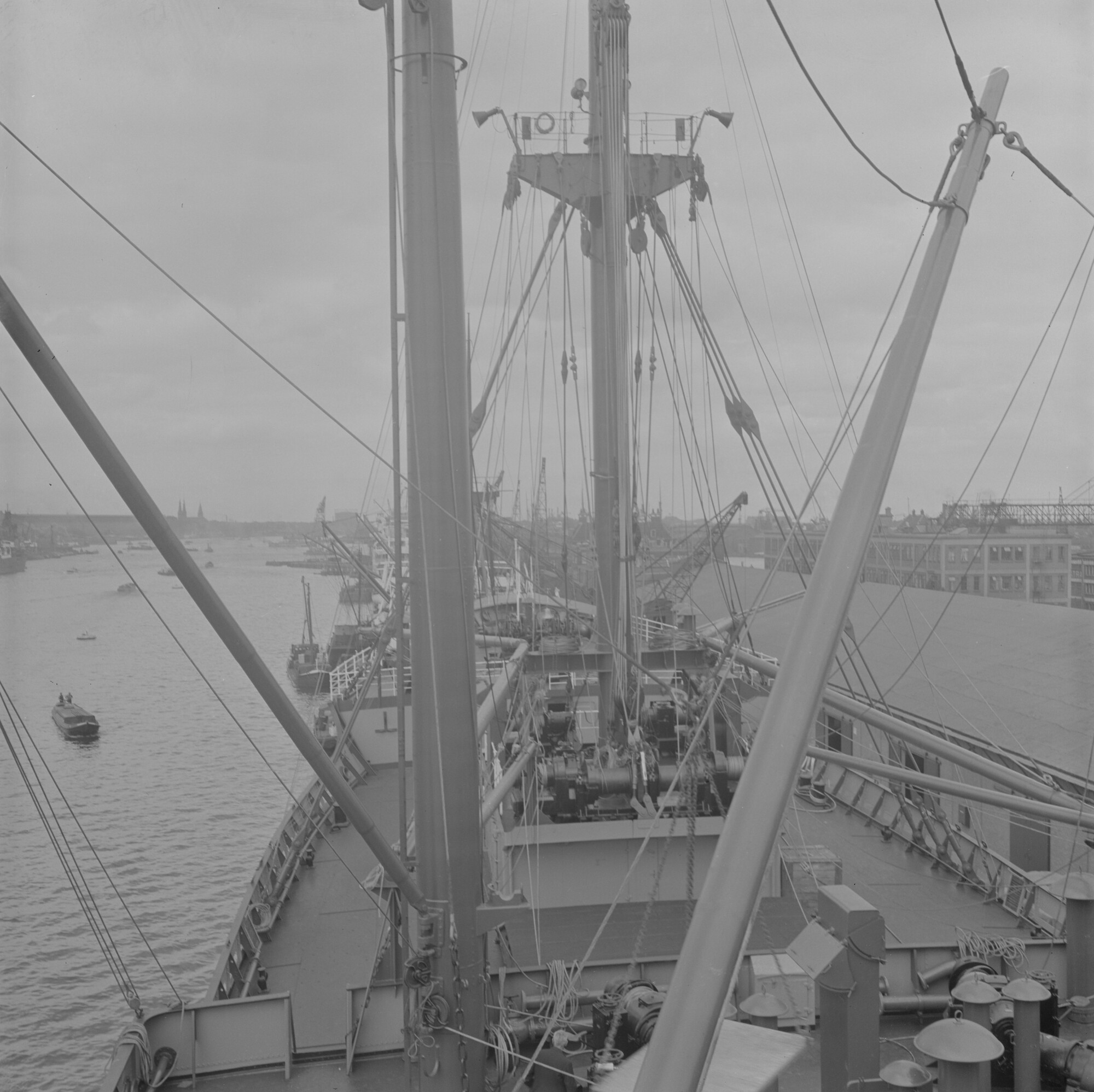 2015.2198; Negatief van ms. Poelau Laut en ms. Java aan de Javakade; negatief
