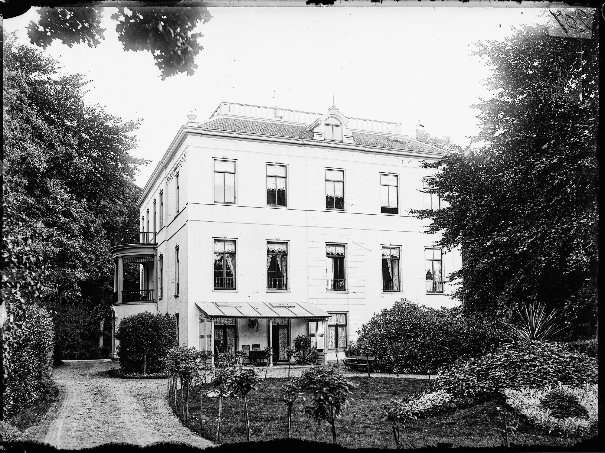 S.1156(06)387-2; Negatief van een gezicht op de zijkant van Villa 'Kersbergen' te Baarn, het ouderlijk huis van Jan F. Meursing, 18 september 1892; negatief