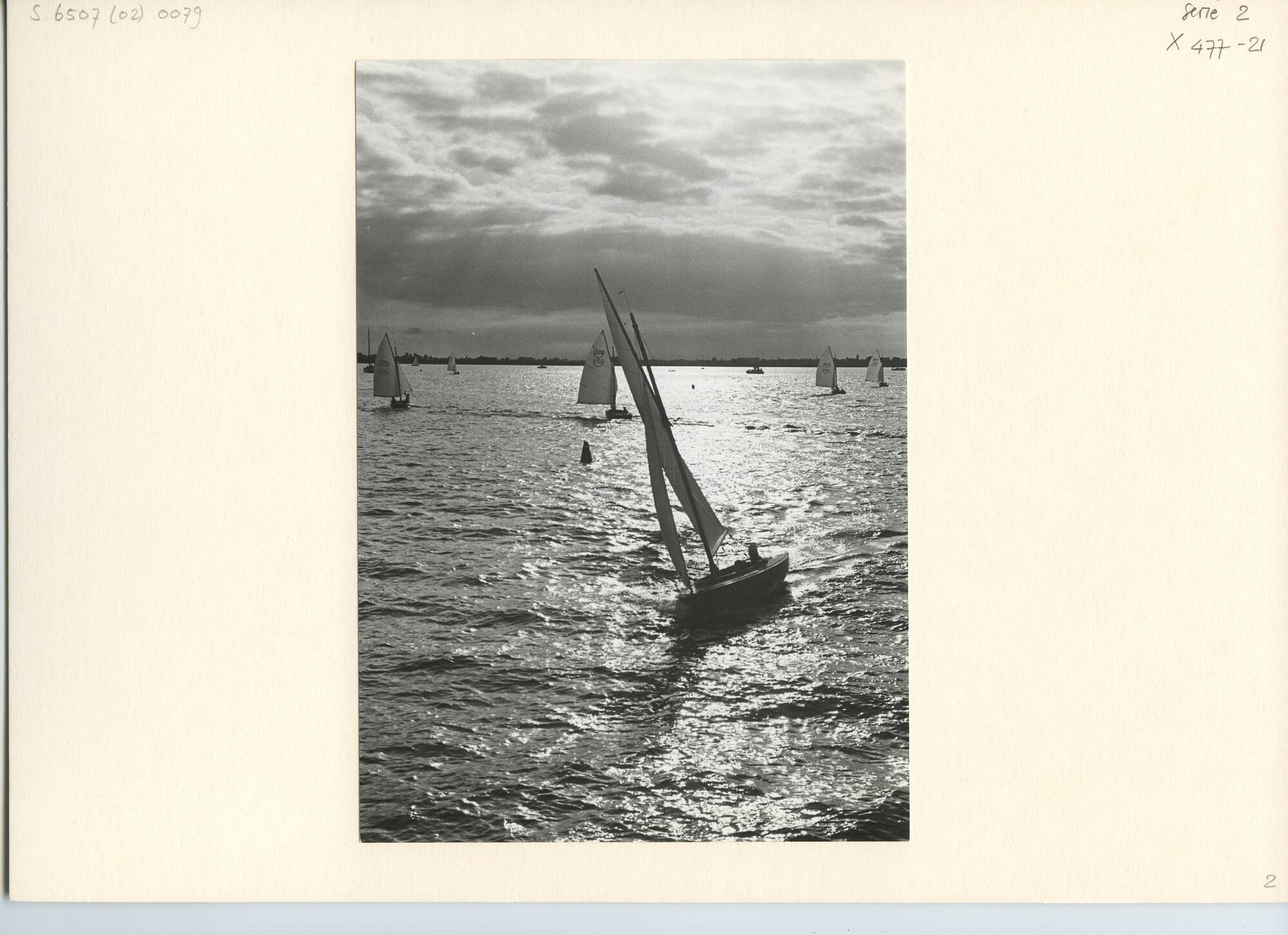 S.6507(02)0079.04; Zwart-wit foto van de 16m² klasse op het Sneekermeer, tijdens het Nederlands Kampioenschap 1969; foto