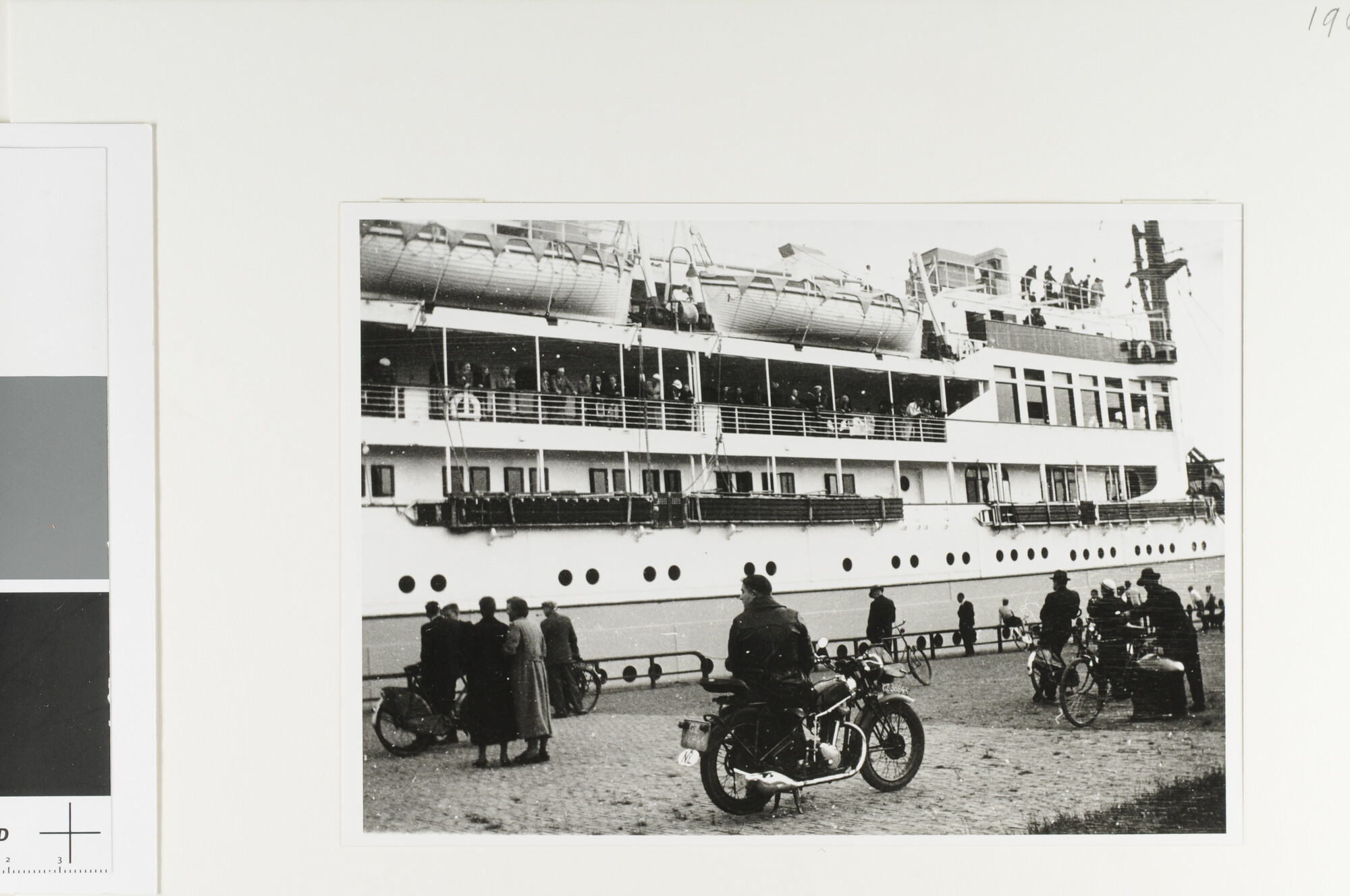 1989.0361; Het passagiersschip ms. 'Columbia' van de KNSM ligt in de sluis bij IJmuiden, omstreeks 1937; foto