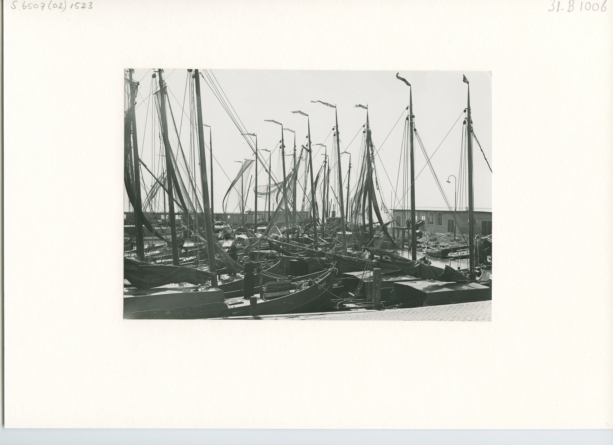 S.6507(02)1523; Zwart-wit foto van de haven van Volendam; foto