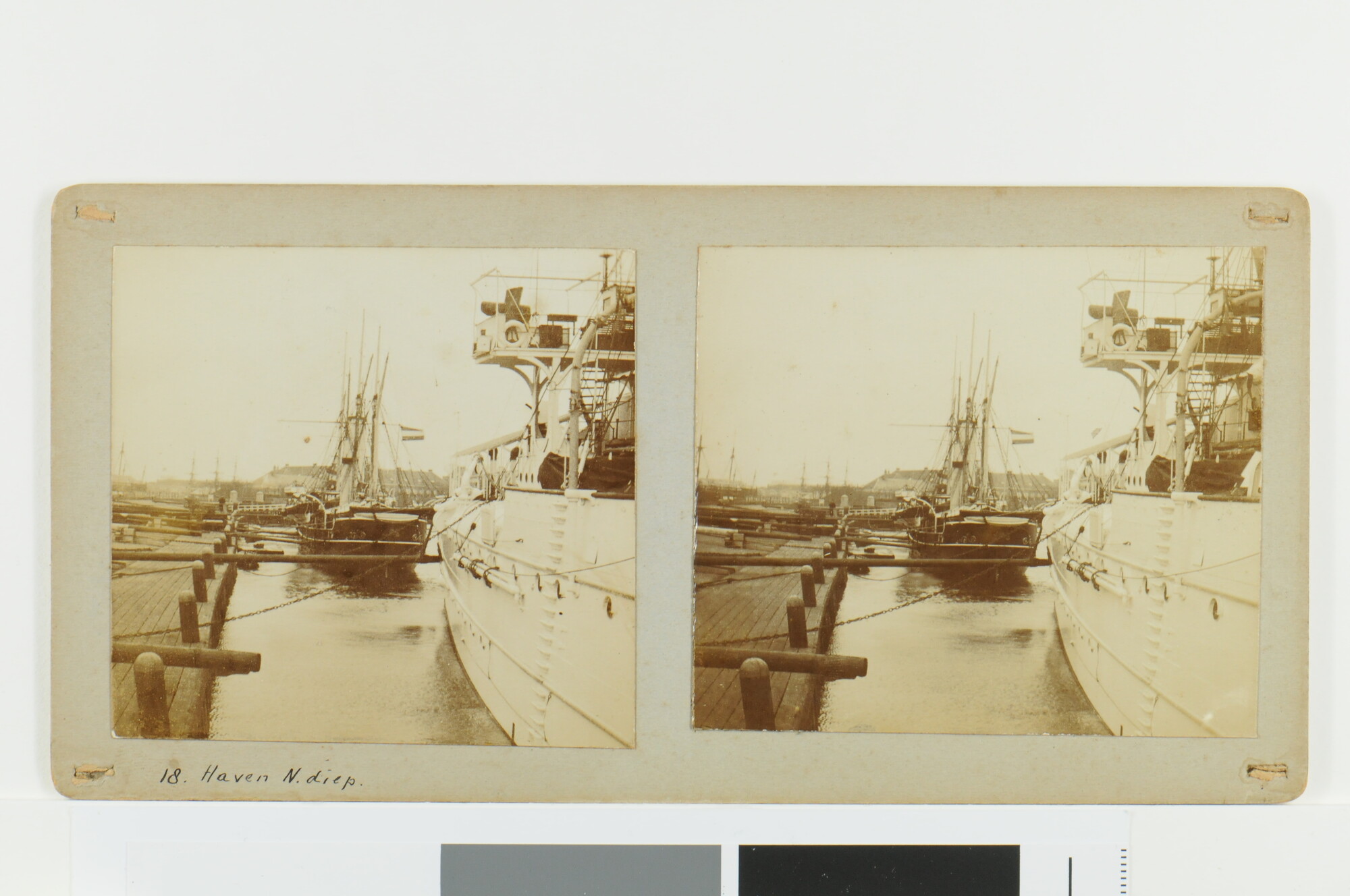 S.4834(01)08; Eén van een serie van acht stereofoto's gemaakt door A.A. Visser aan boord van de 'Koningin Wilhelmina der Nederlanden'; foto
