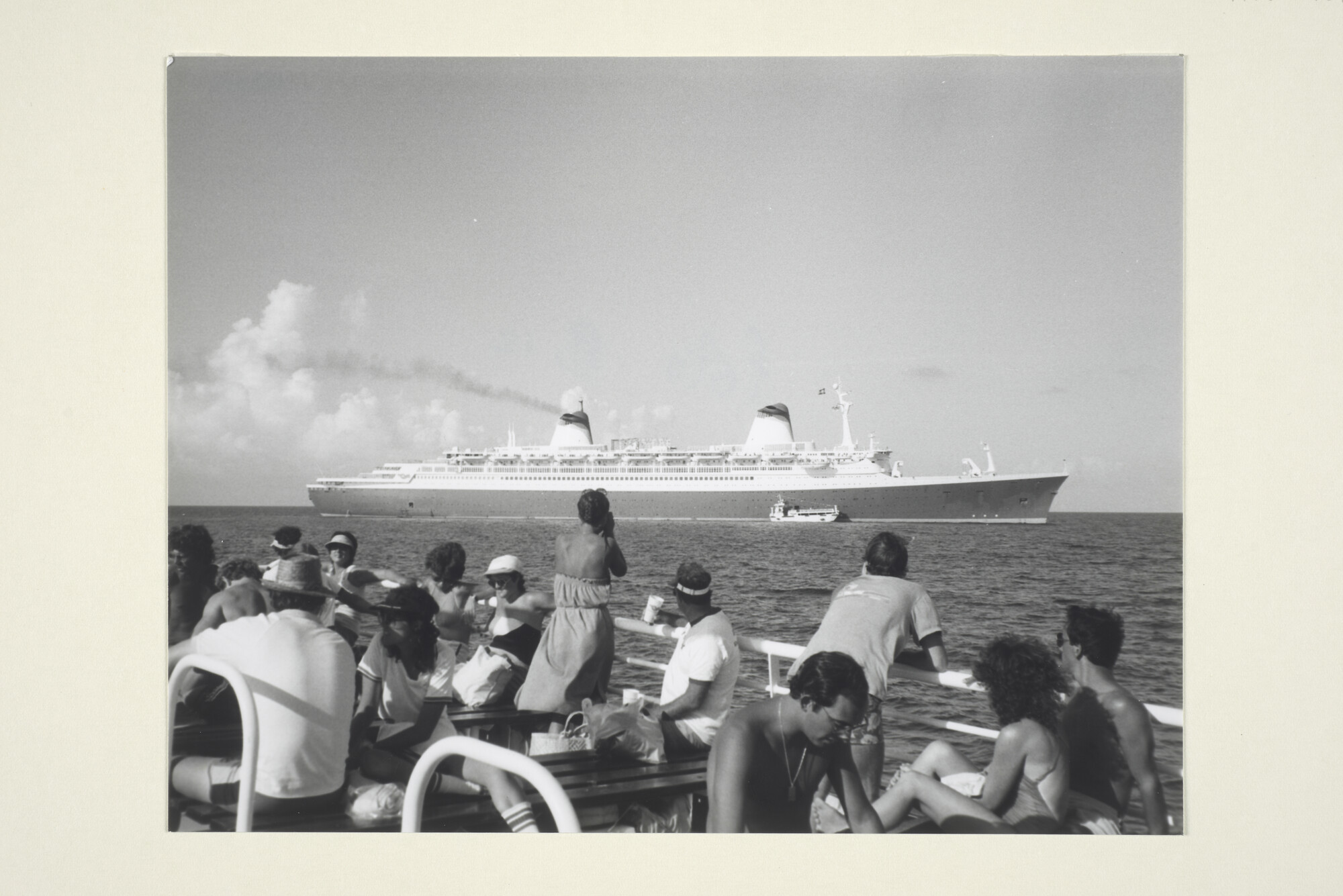1998.0459; Foto's van het Noorse cruiseschip ss. Norway (ex- France) van de Norwegian Caribbean Lines gezien op een rede [...]; fotoreportage