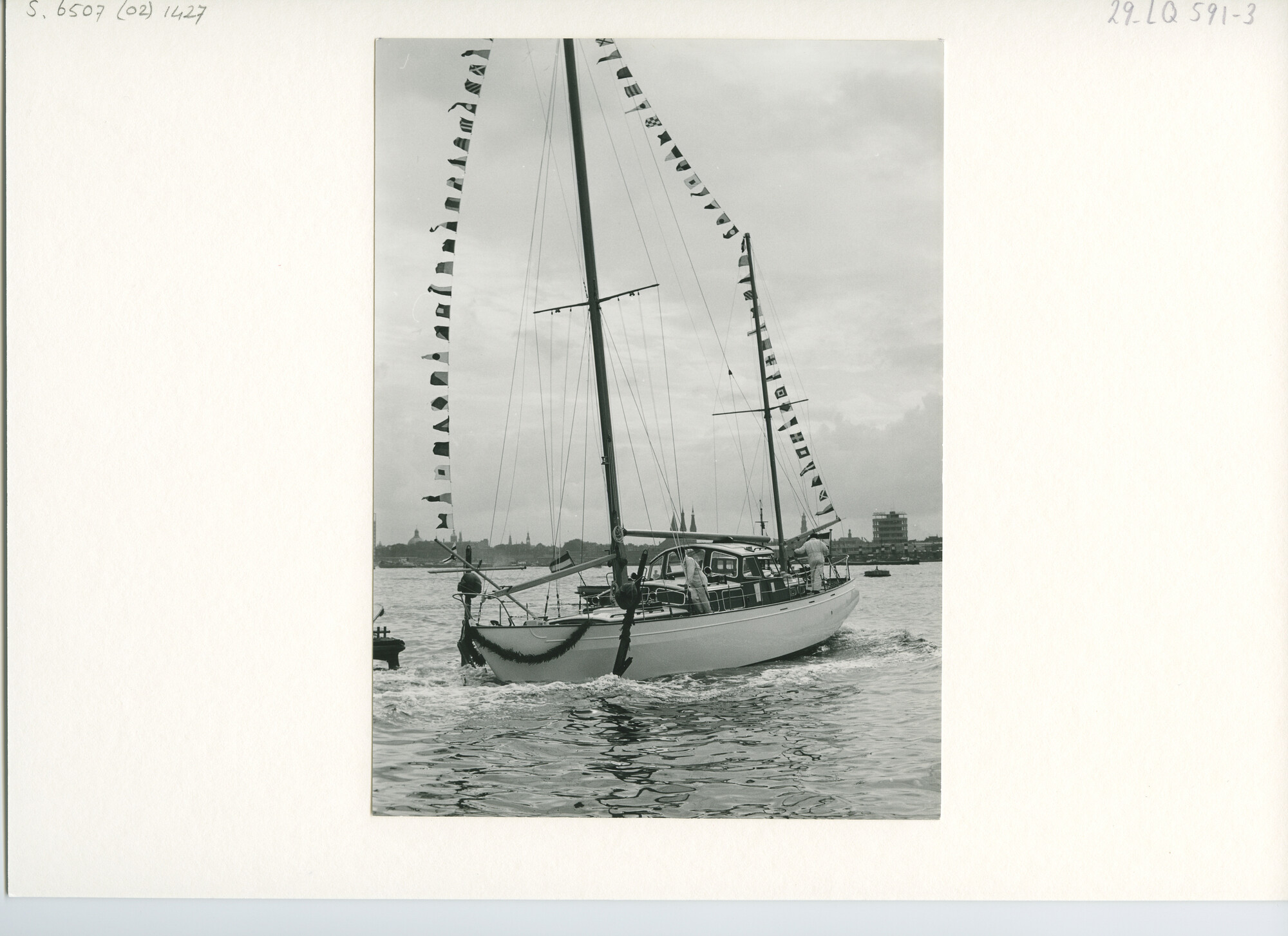 S.6507(02)1427.02; Zwart-wit foto van de tewaterlating van het motorzeiljacht Rose Fleur; foto
