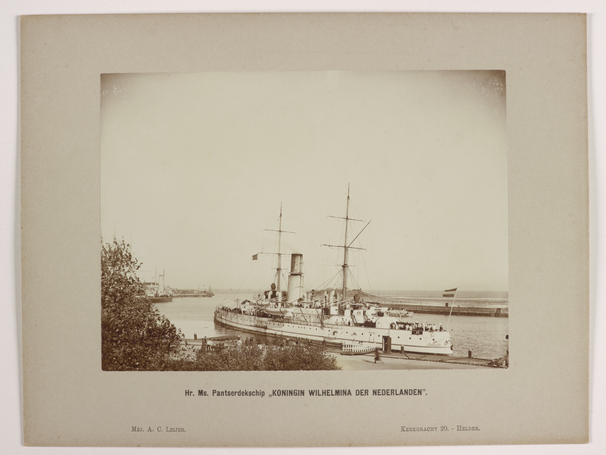 2017.0811-10; Kabinetfoto van pantserdekschip Hr.Ms. Koningin Wilhelmina der Nederlanden op het Nieuwediep; foto