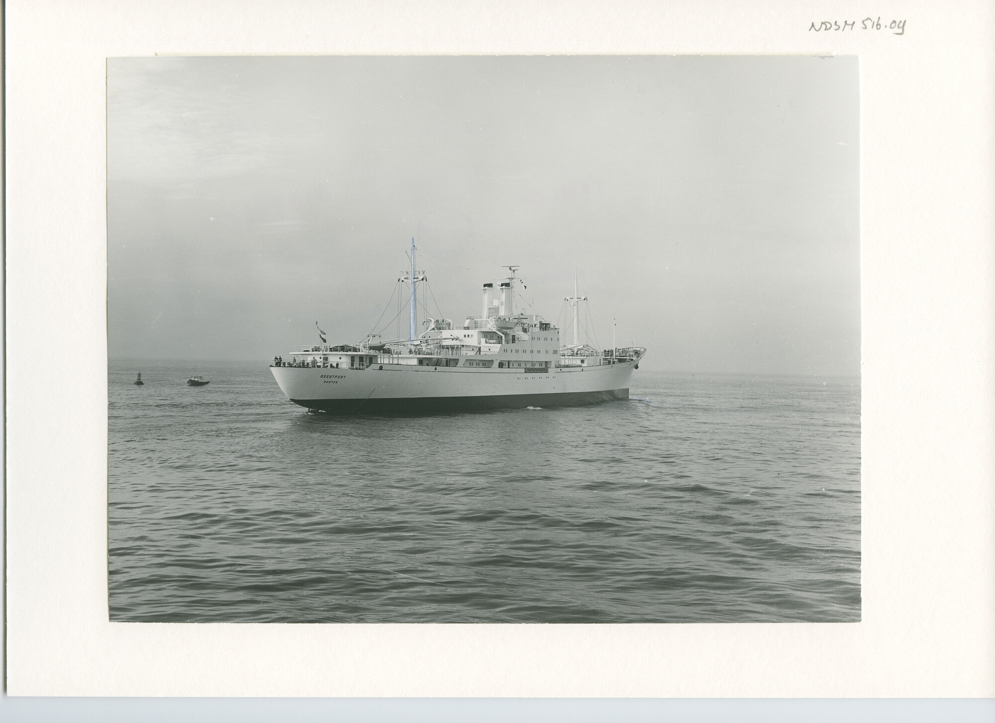 S.5444(02971)05; Foto van het koelvrachtschip ms. Geestport bij aankomst in IJmuiden en [...]; foto