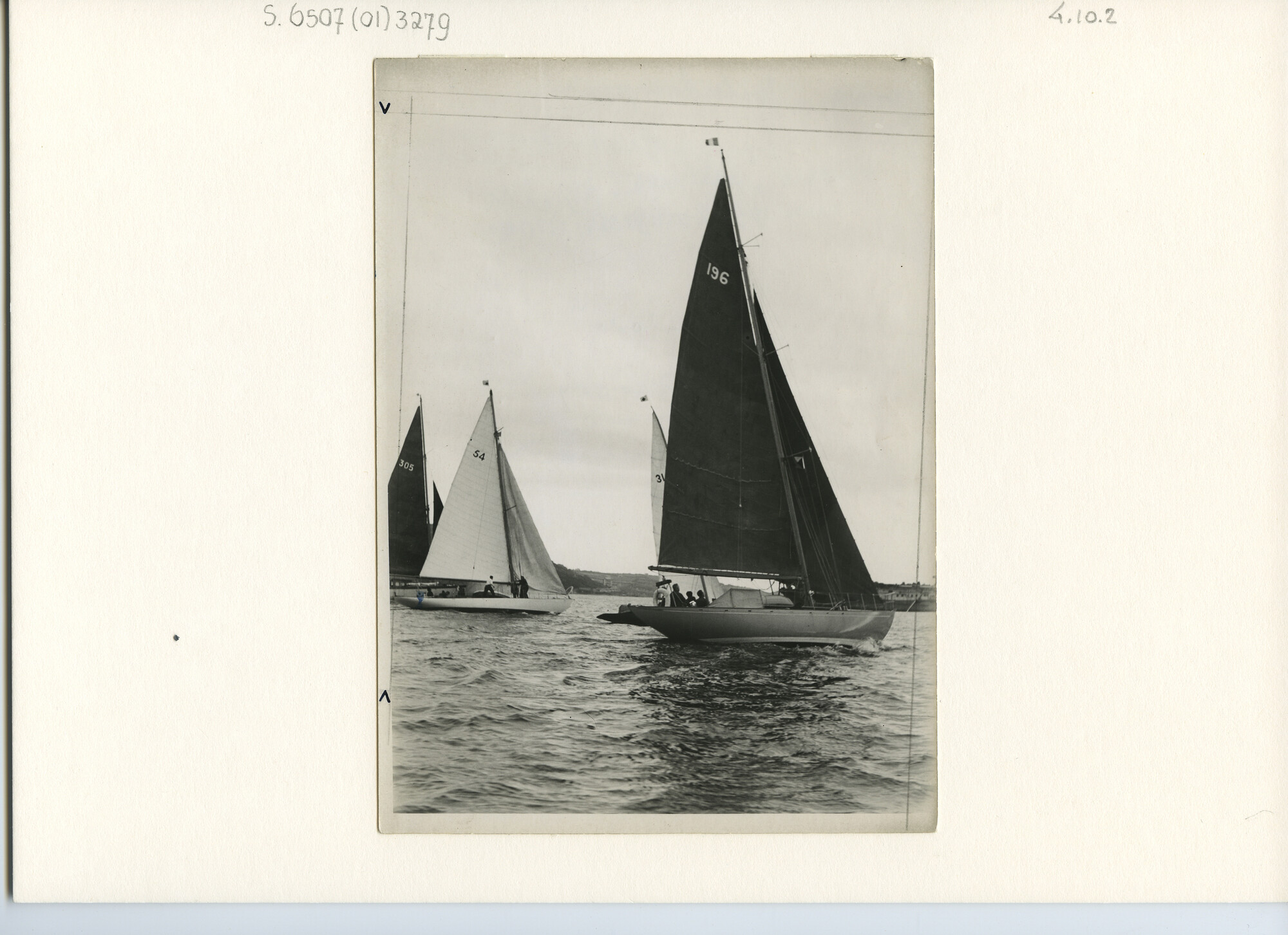 S.6507(01)3279; Foto van het zeegaande zeiljacht Evenlode - 196 - bij de start; foto