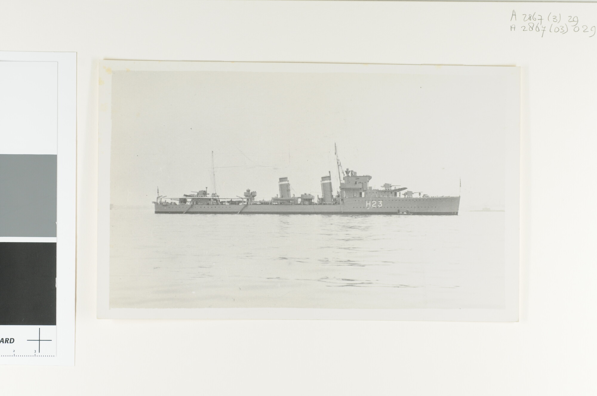 A.2867(03)029; De Britse destroyer HMS 'Echo' (H 23) van de Eclipse-class ligt voor anker op een rede; foto