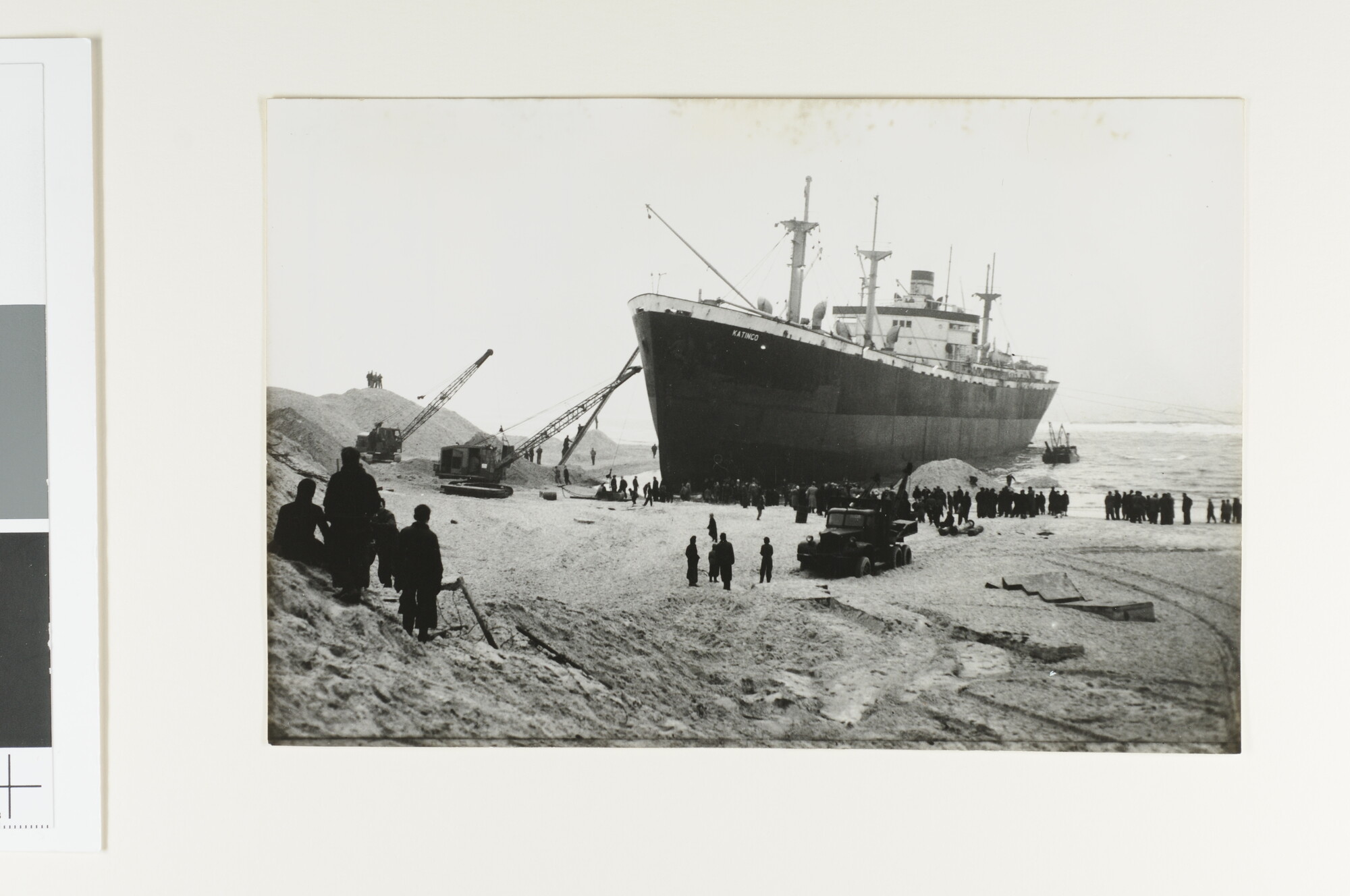 S.6408(0821); Draglines zijn bezig met het uitgraven van het op de kust van Bergen gestrande Panamese vrachtschip ms. 'Katingo' [...]; foto