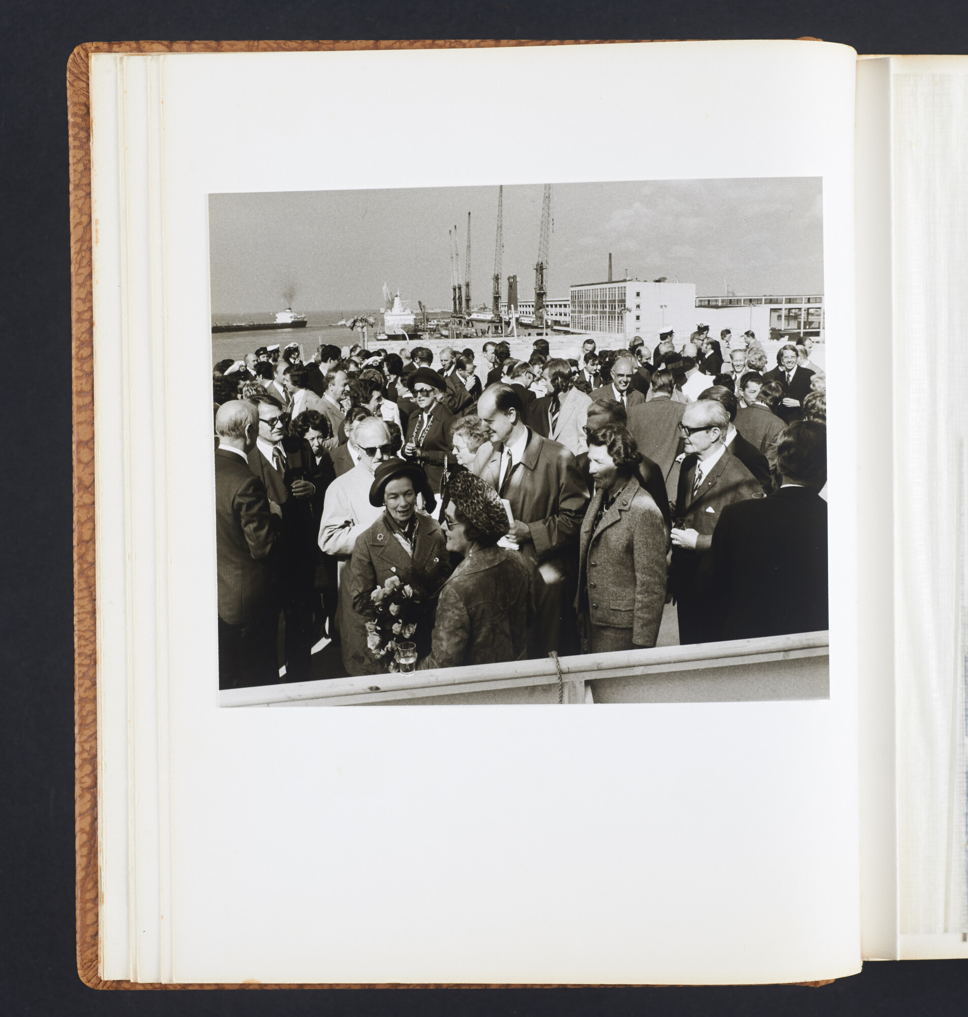 2016.2698; Fotoalbum van de bouw, de naamgeving en overdracht, het interieur en luchtopnamen van ms. Nedlloyd Delft; fotoalbum