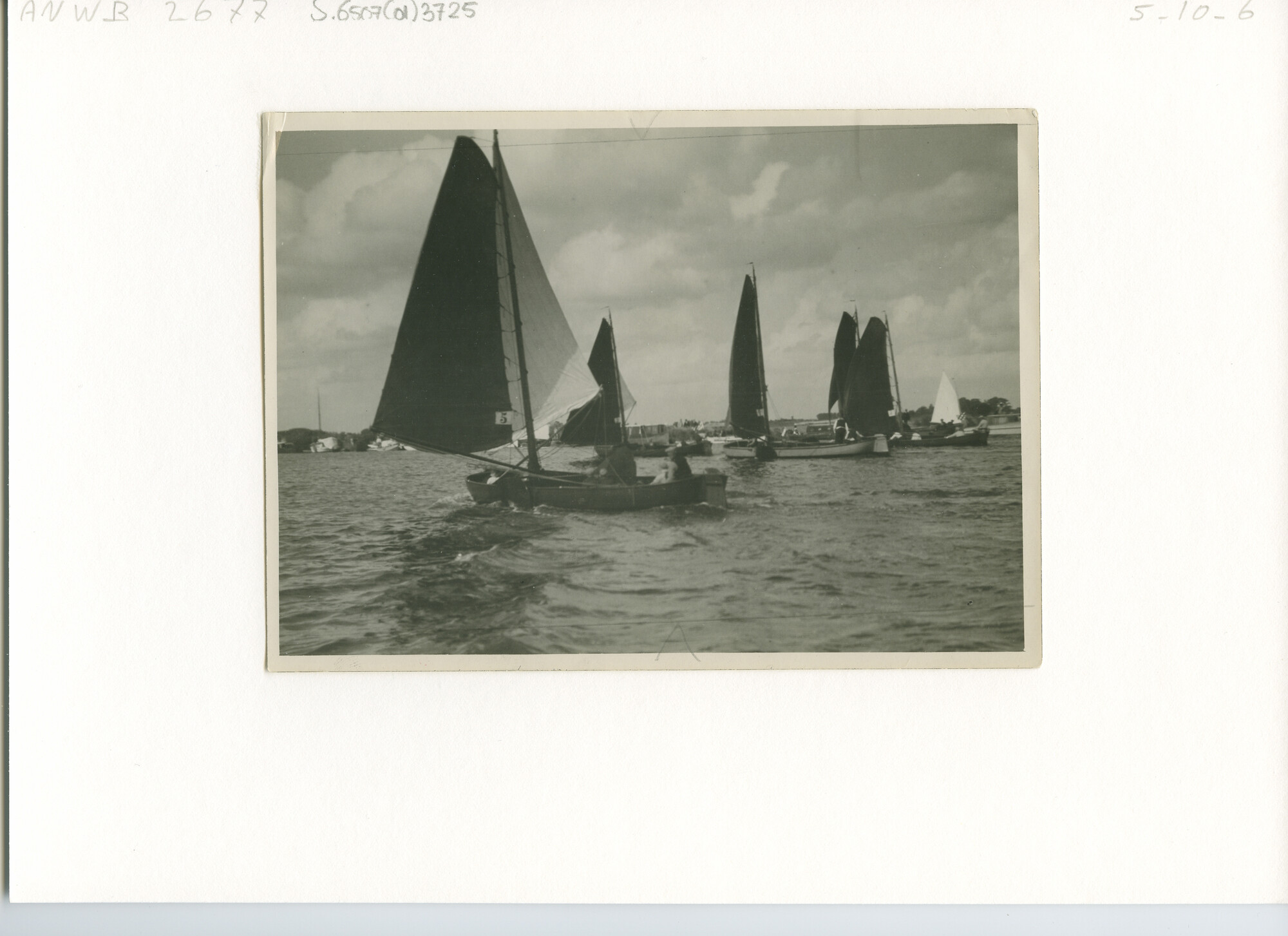 S.6507(01)3725; Een zeilwedstrijd in Friesland van pramen; foto