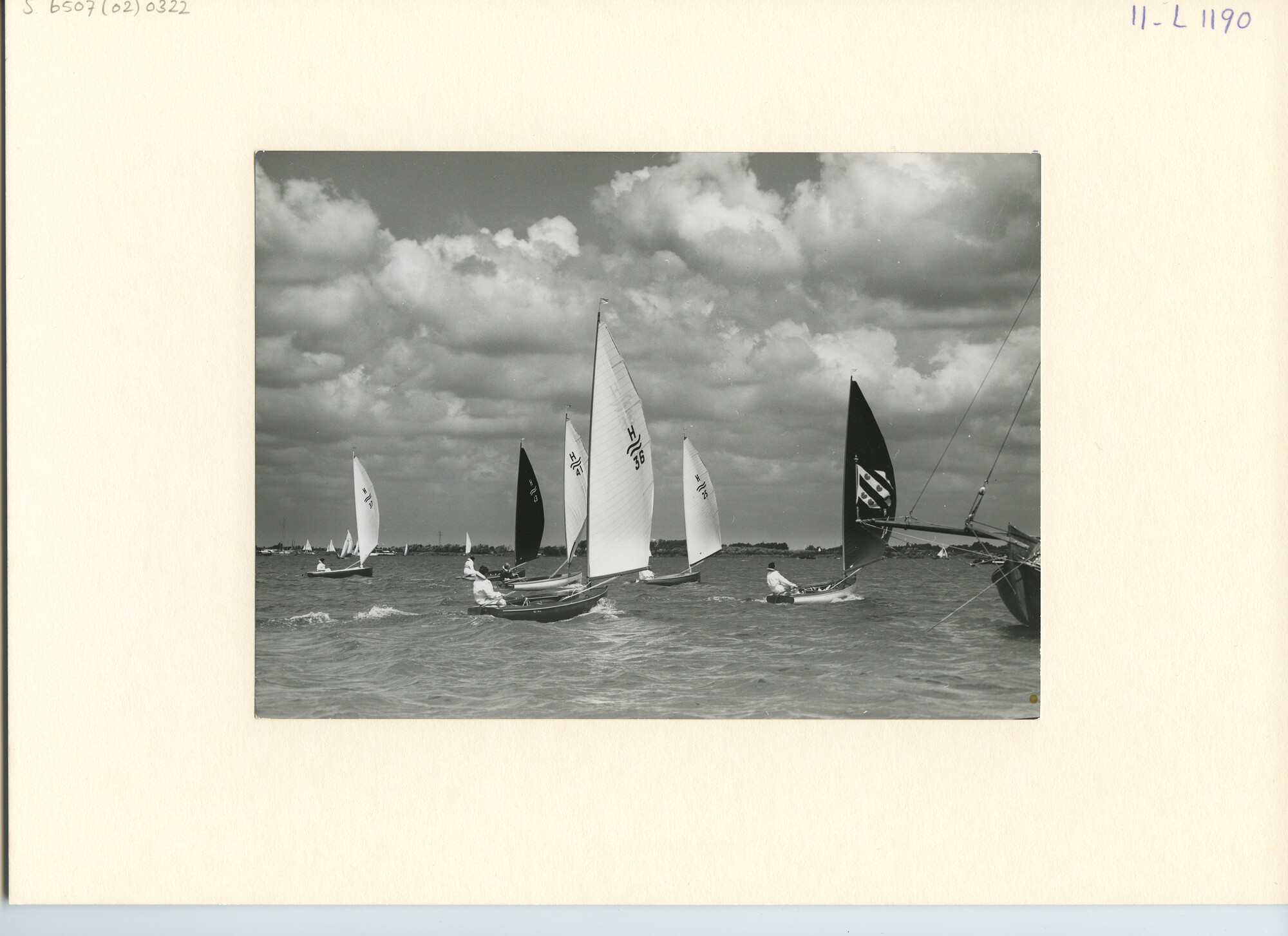 S.6507(02)0322.02; Zwart-wit foto van de finnjollenklasse tijdens de Kaagweek van 1958; foto