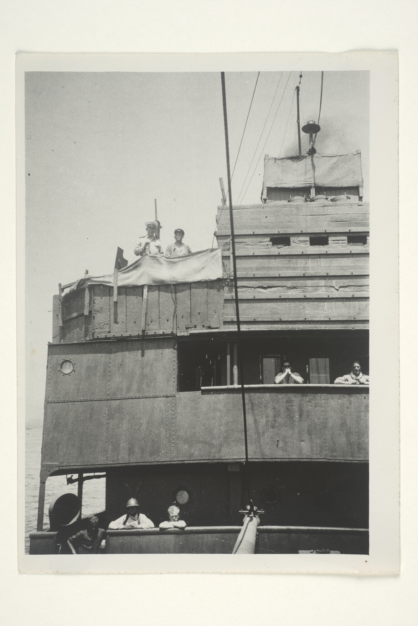 2000.3370b; Stuurboordzijde van de met betonplaten bepantserde brug van het ss. 'Odysseus' van de KNSM, 1943; foto