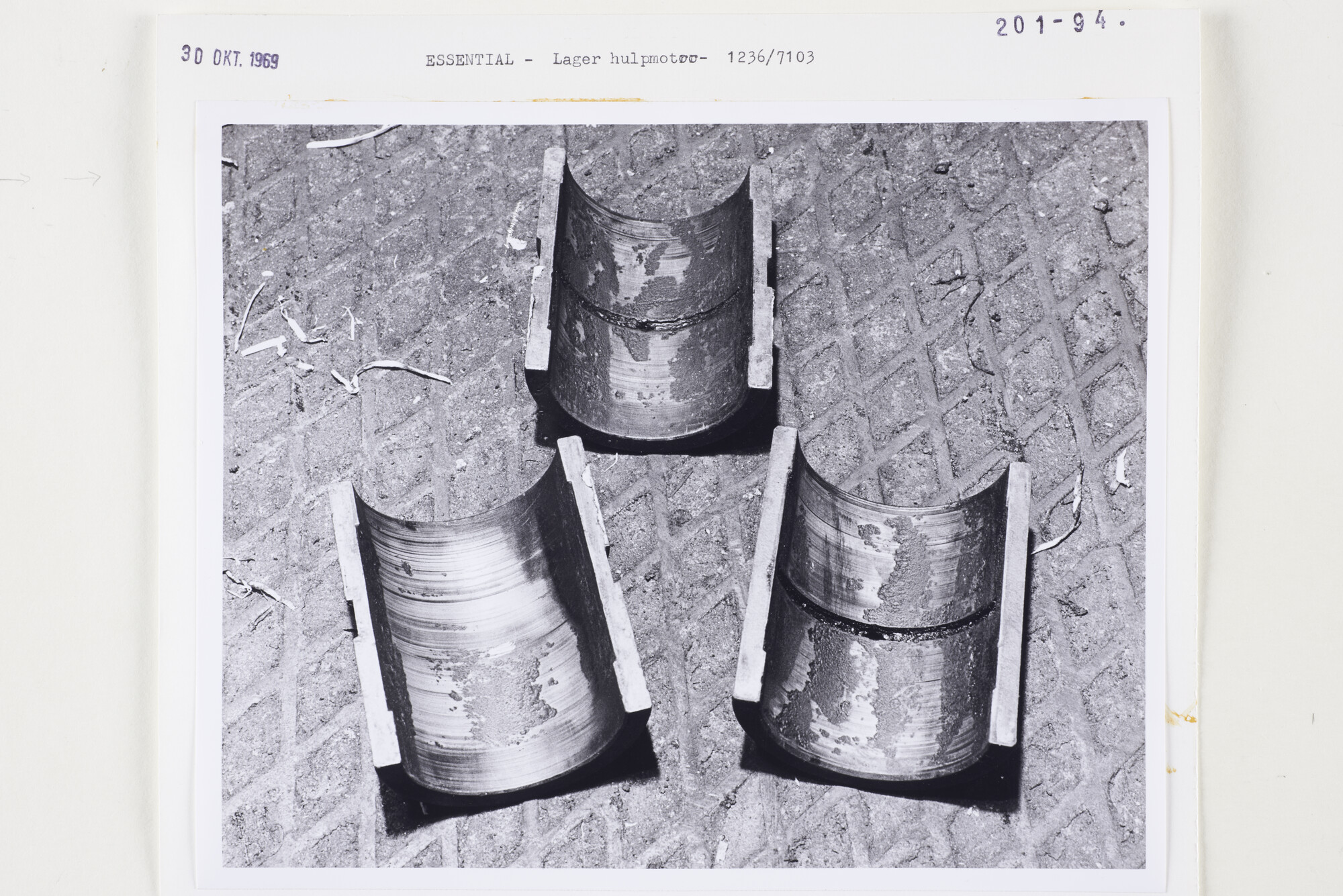 S.5444(5068)02; Foto van schade aan werktuigen in de motorkamer van de Essential; foto
