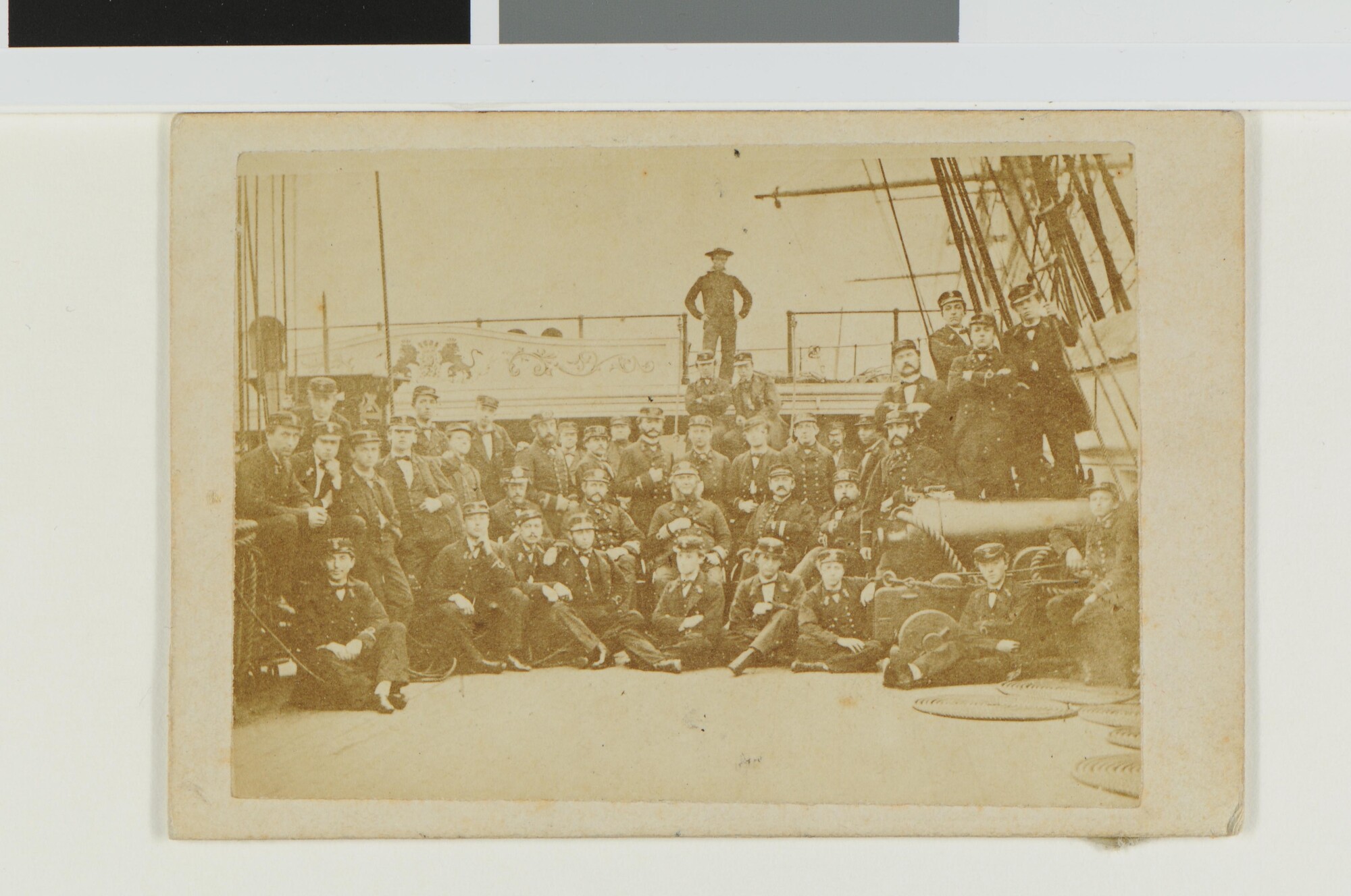 S.0653(16)41; Portretfoto van de bemanning en état-major van het fregat met stoomvermogen Zr.Ms. 'Adolf Hertog van Nassau'; foto