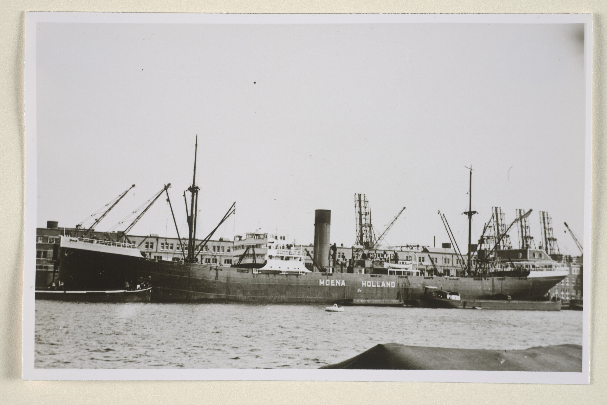 1995.4975; Het vrachtschip ss. 'Moena' van de SMN afgemeerd aan de kade in de haven van Amsterdam; foto