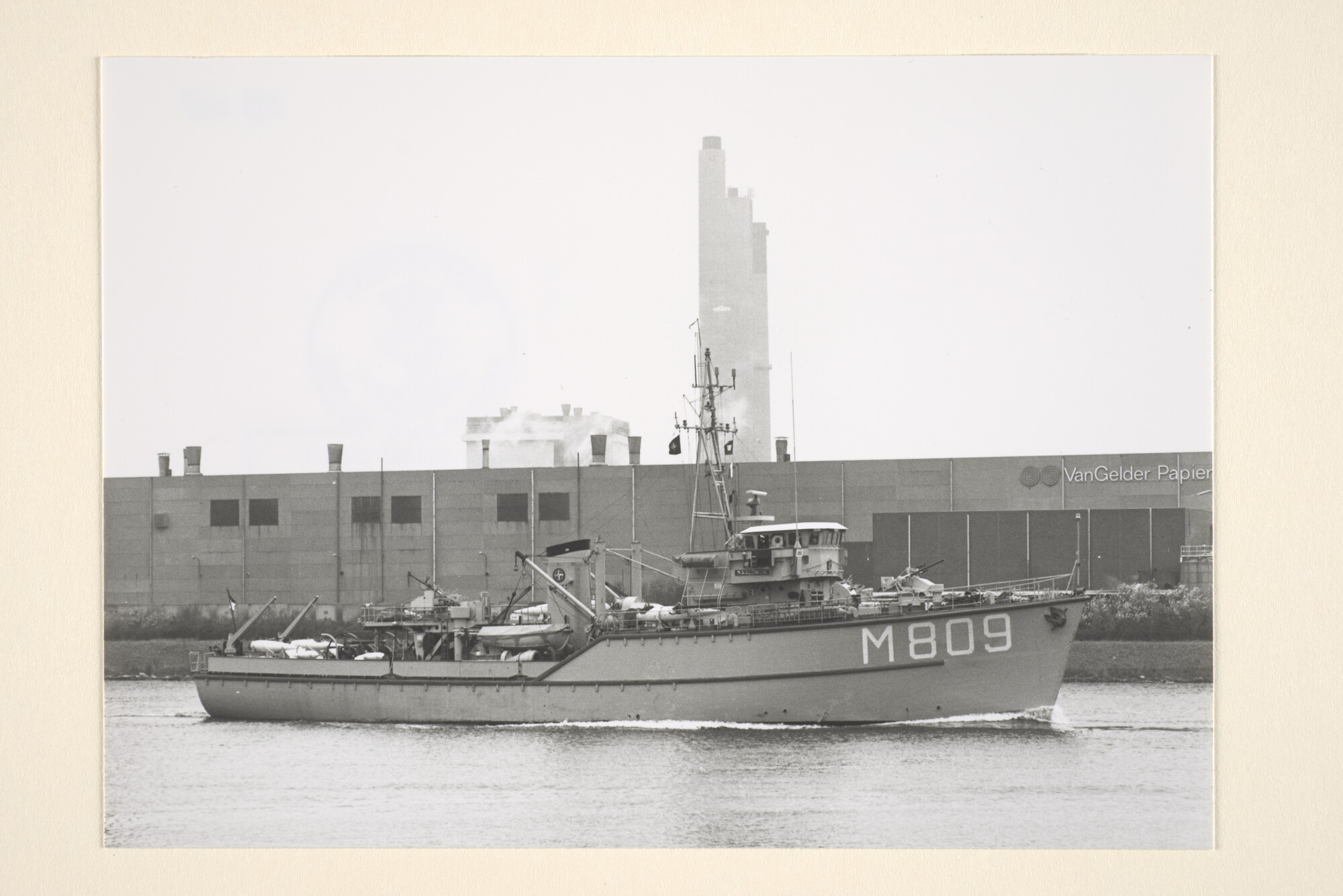 1996.0668; De kustmijnenveger Naaldwijk (M 809) gezien op het Noordzeekanaal ter [...]; foto