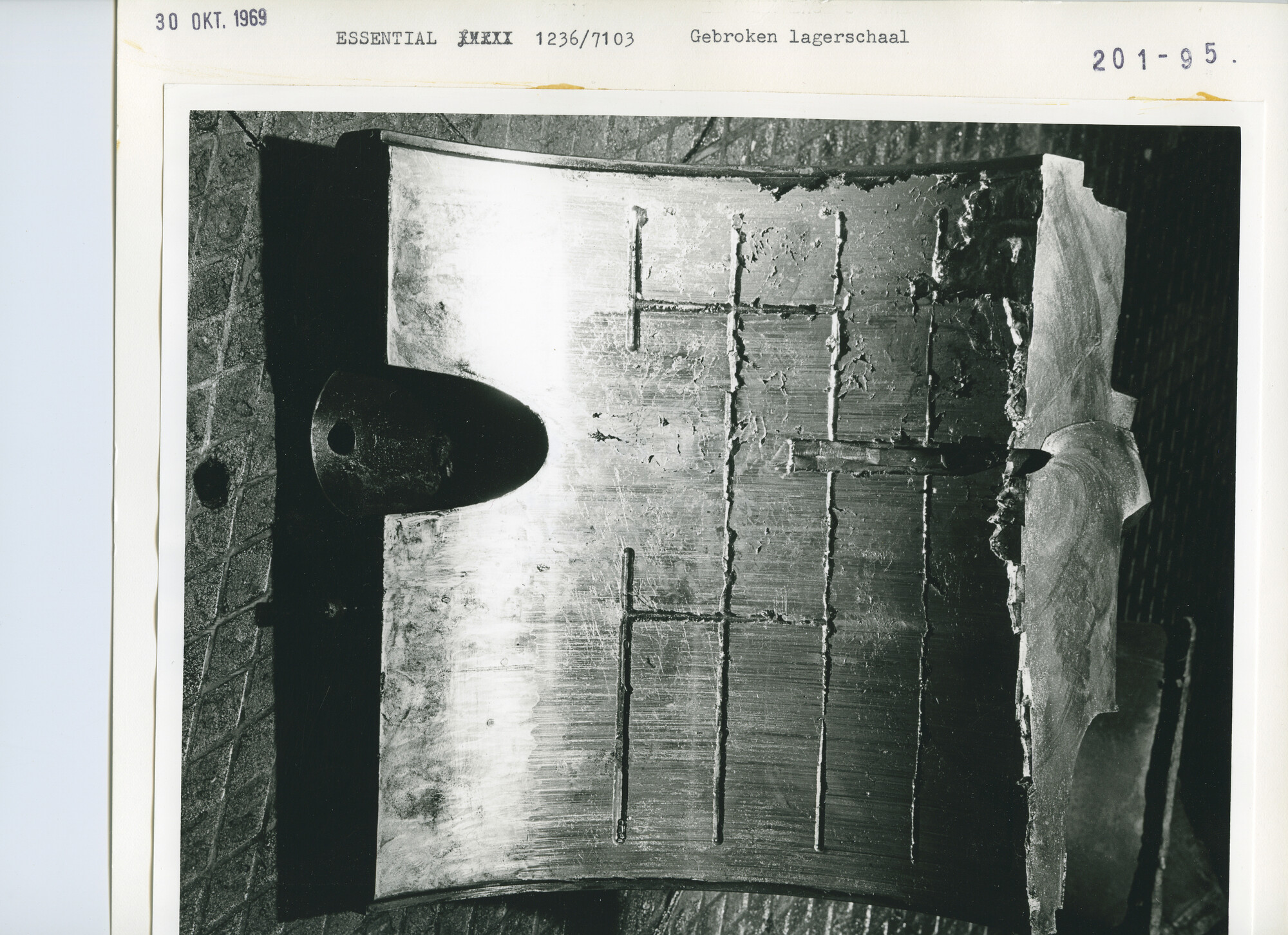 S.5444(5068)03; Foto van schade aan werktuigen in de motorkamer van de Essential; foto