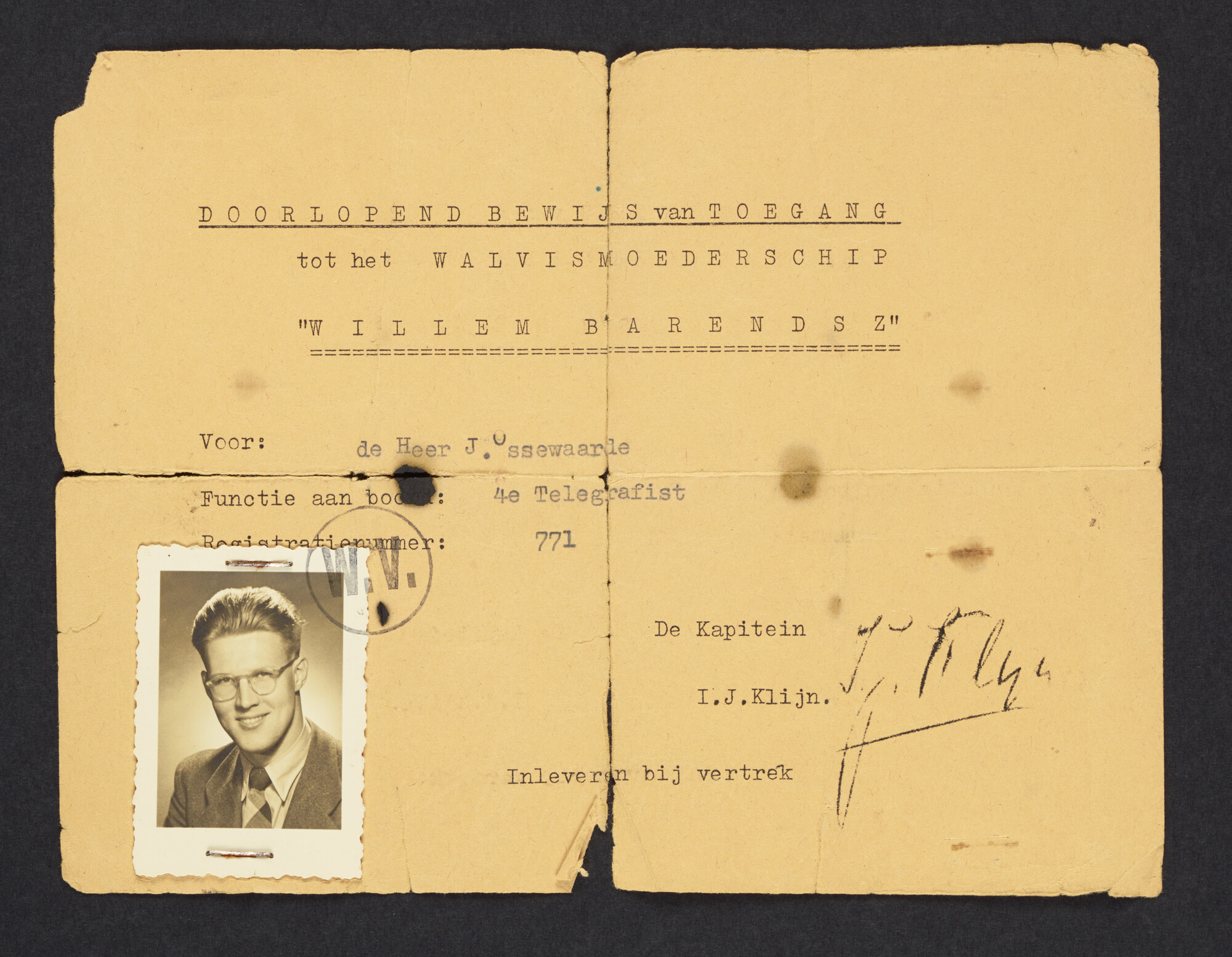 2021.0407; Toegangsbewijs afkomstig uit een fotoalbum van Joost Ossewaarde, 4e radiotelegrafist op walvismoederschip Willem Barendsz (II) en walvisjagers, 1955-1957; toegangsbewijs
