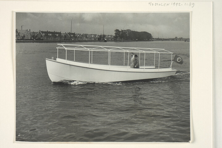 1992.1189; Motorlaunch voor de Koninklijke Shell, tijdens de proefvaart; foto