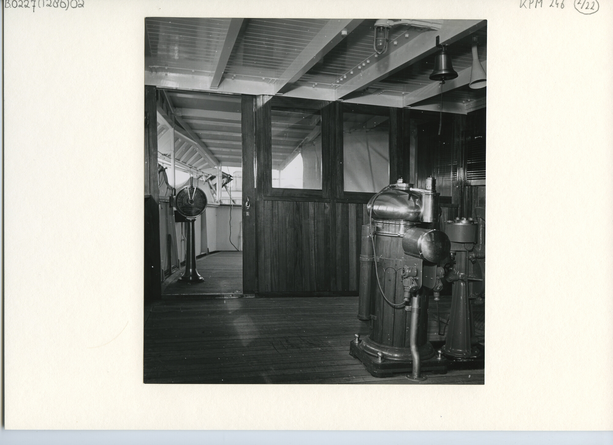 B.0227(1286)02; Interieurfoto uit een fotoalbum over schade aan en afbouwen van het passagiersschip ms. Van Riemsdijk van de KPM; foto