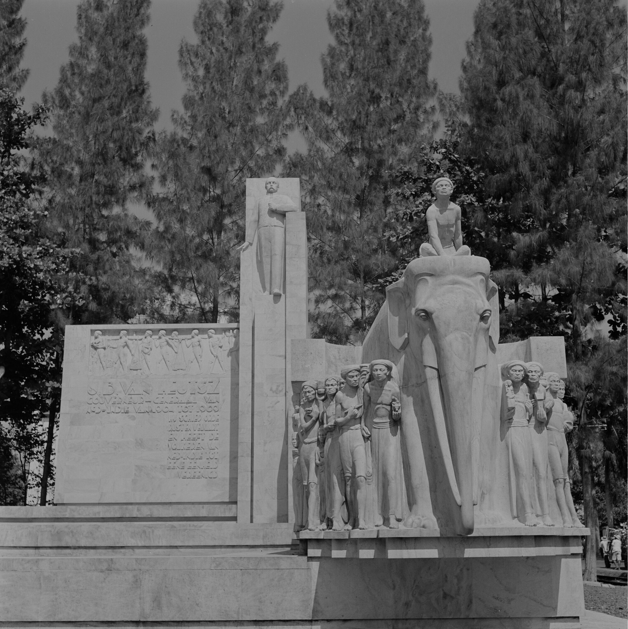 2015.3097; Negatief van het Van Heutz monument te Batavia (Jakarta); negatief