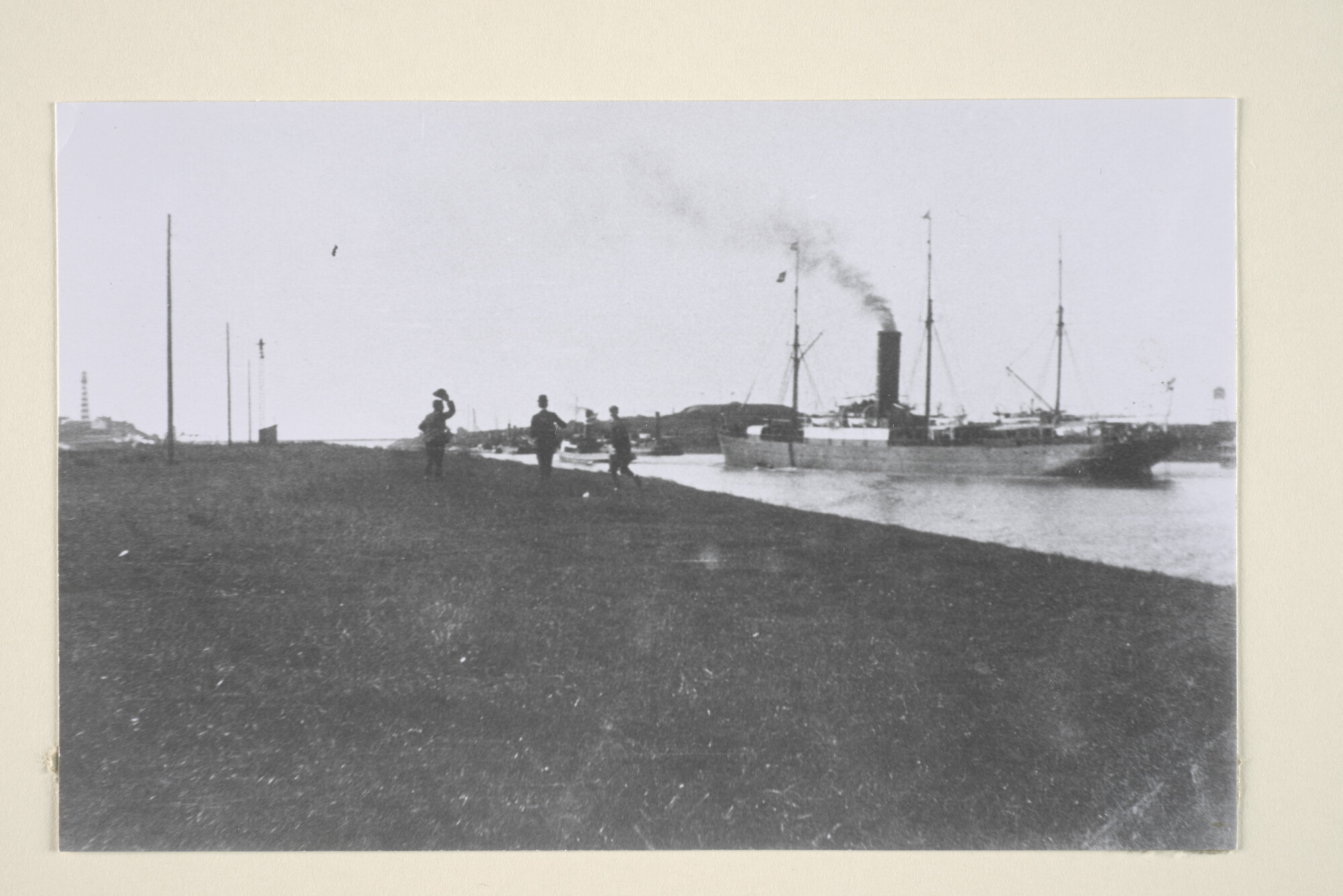 1995.4985; Het vracht-passagiersschip ss. 'Prinses Amalia' van de SMN bij het verlaten van de sluis van IJmuiden, circa 1895; foto