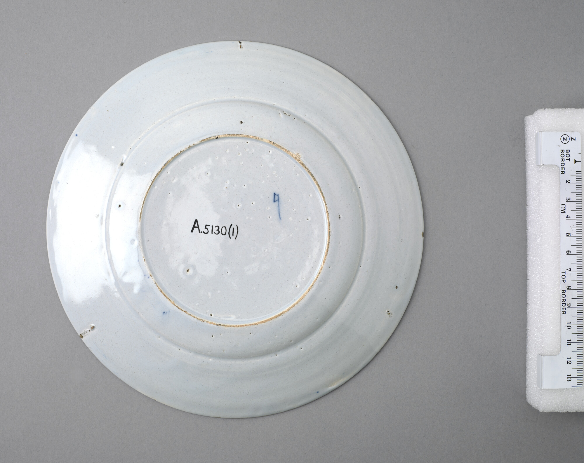 A.5130(01); Bord van Delfts aardewerk met afbeelding van de walvisvaart; sierbord