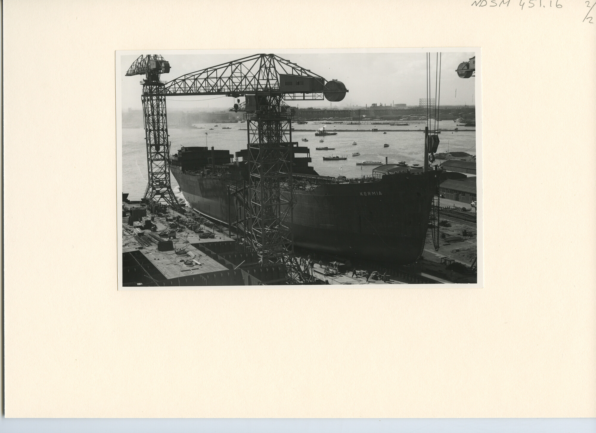 S.5444(2353)2; Foto van de tewaterlating van de tanker ss. Kermia bij de NDSM; foto