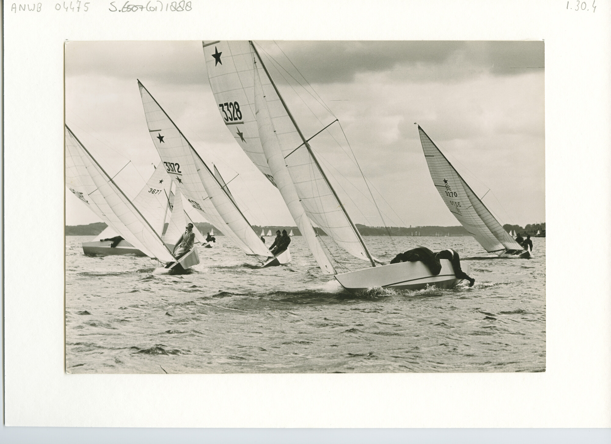S.6507(01)1888; Foto van starklasse, met ondermeer nummer 3328.; foto