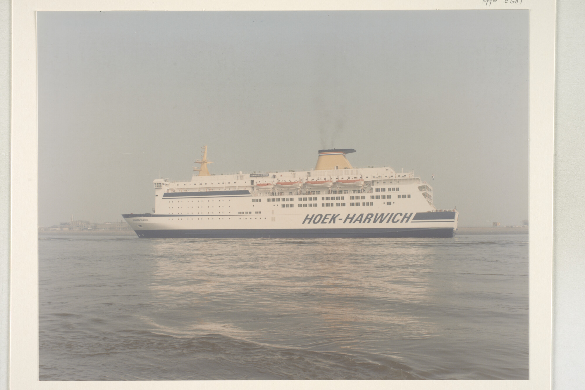 1996.0681; Kleurenfoto van de veerboot 'Koningin Beatrix' van de van de Stoomvaart Maatschappij Zeeland (Sealink) [...]; foto