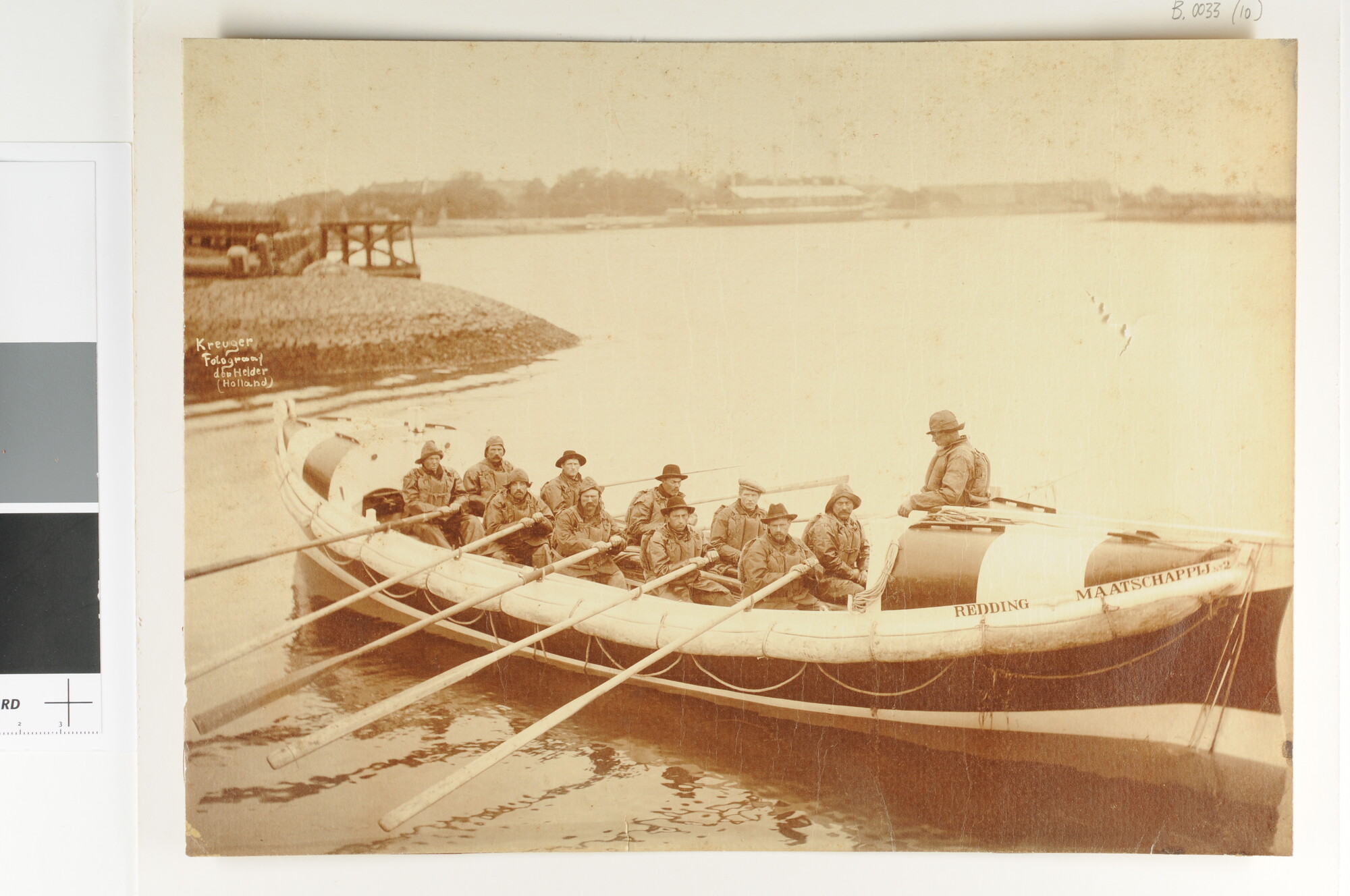 B.0033(10); Roeireddingboot nummer 2 - met roeiers - van de NZHRM, omstreeks 1890; foto