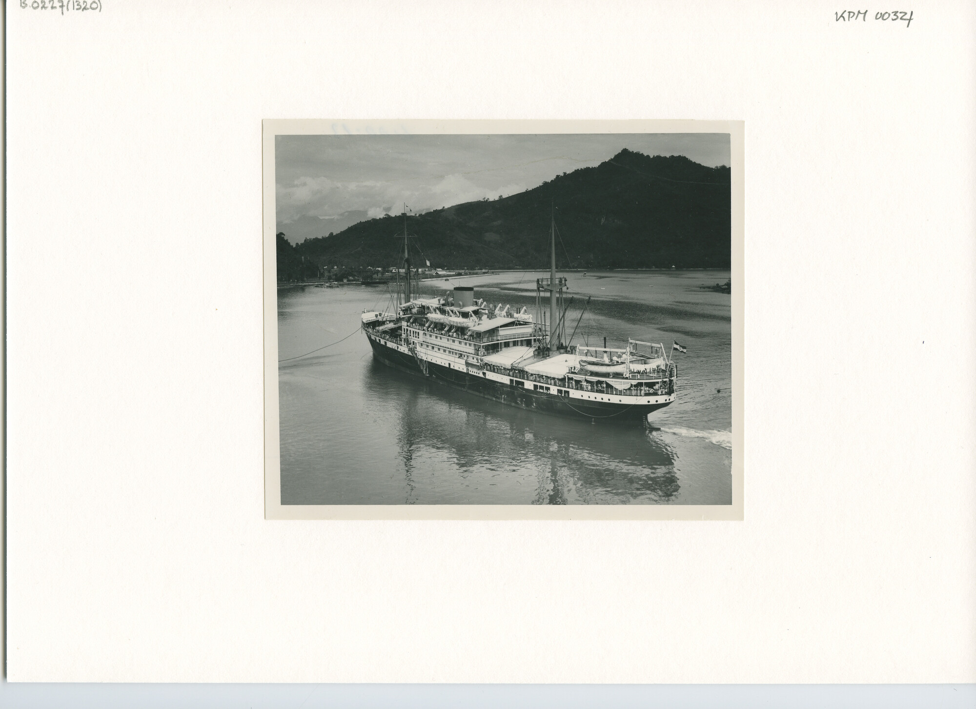 B.0227(1320); Foto van ms. Camphuys bij aankomst in de Telok Bajur (Padang); foto