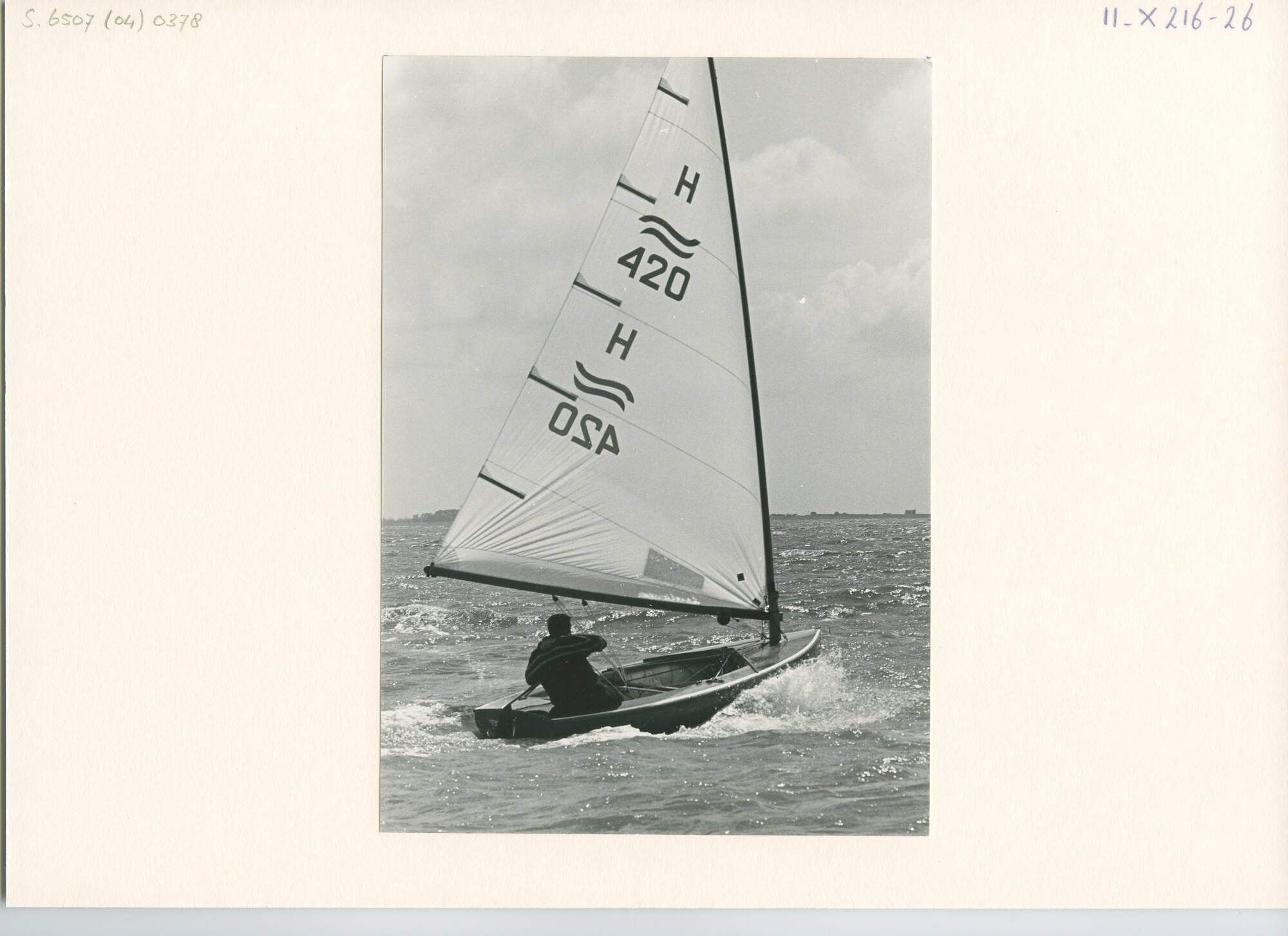 S.6507(02)0378.02; Zwart-wit foto van Finnjollen tijdens een wedstrijd van de KZ&RV "Hollandia" voor Medemblik; foto