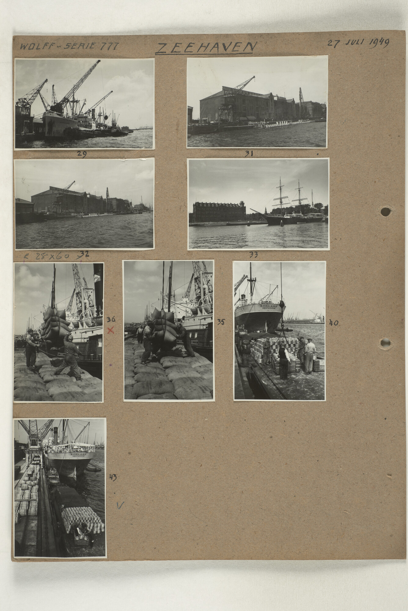 1998.2181; Omslag met een grote hoeveelheid proef foto's gemaakt in opdracht van de Gemeente Handelsinrichtingen en de Vereniging "de Amsterdamsche Haven" te Amsterdam.; omslag