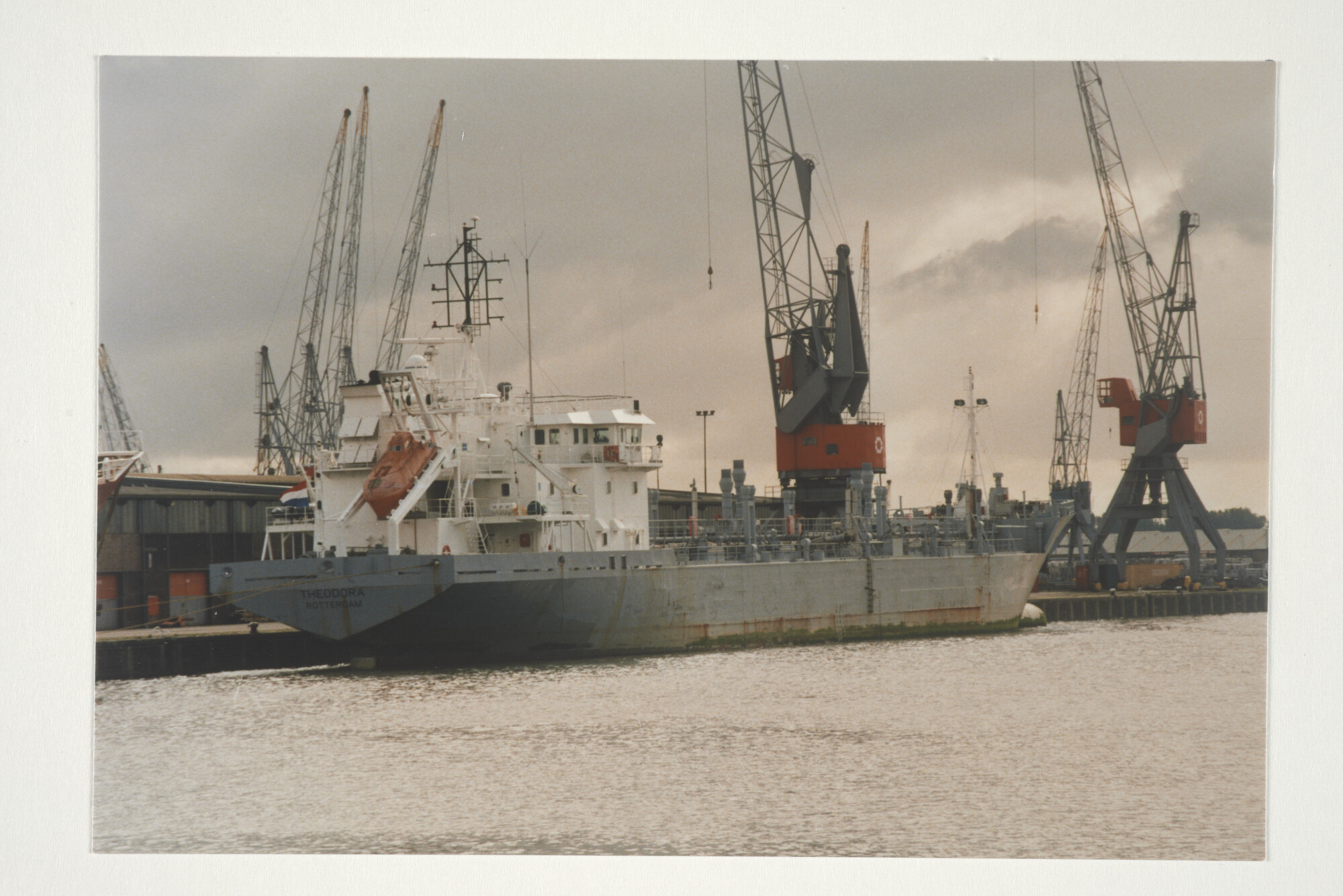 2000.0958; Kleurenfoto van de tanker ms. Theodora van Theodora Tankers uit Rotterdam [...]; foto