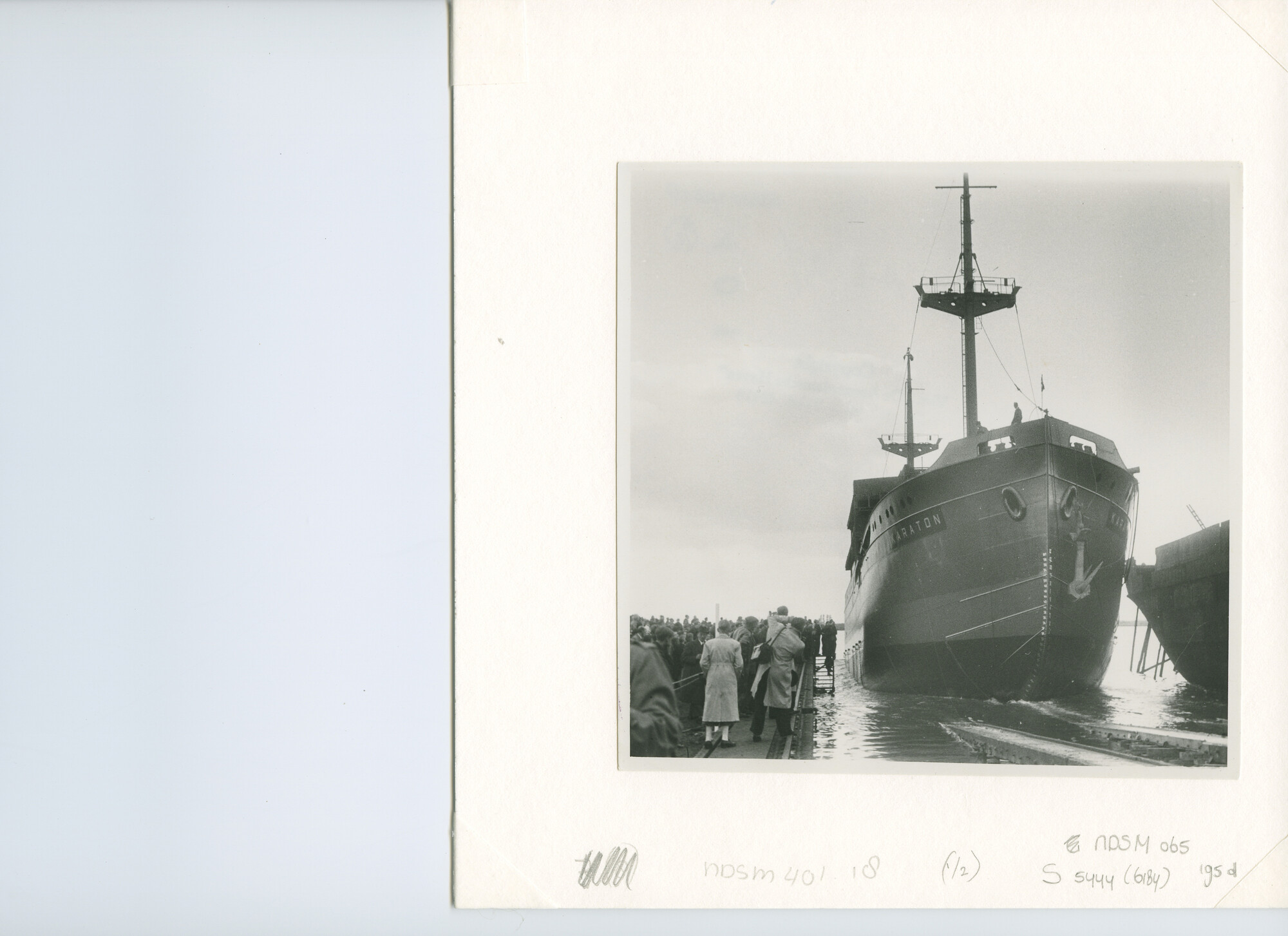 S.5444(1659)1; Foto van de tewaterlating van het vracht-passagiersschip ms. Karaton; foto